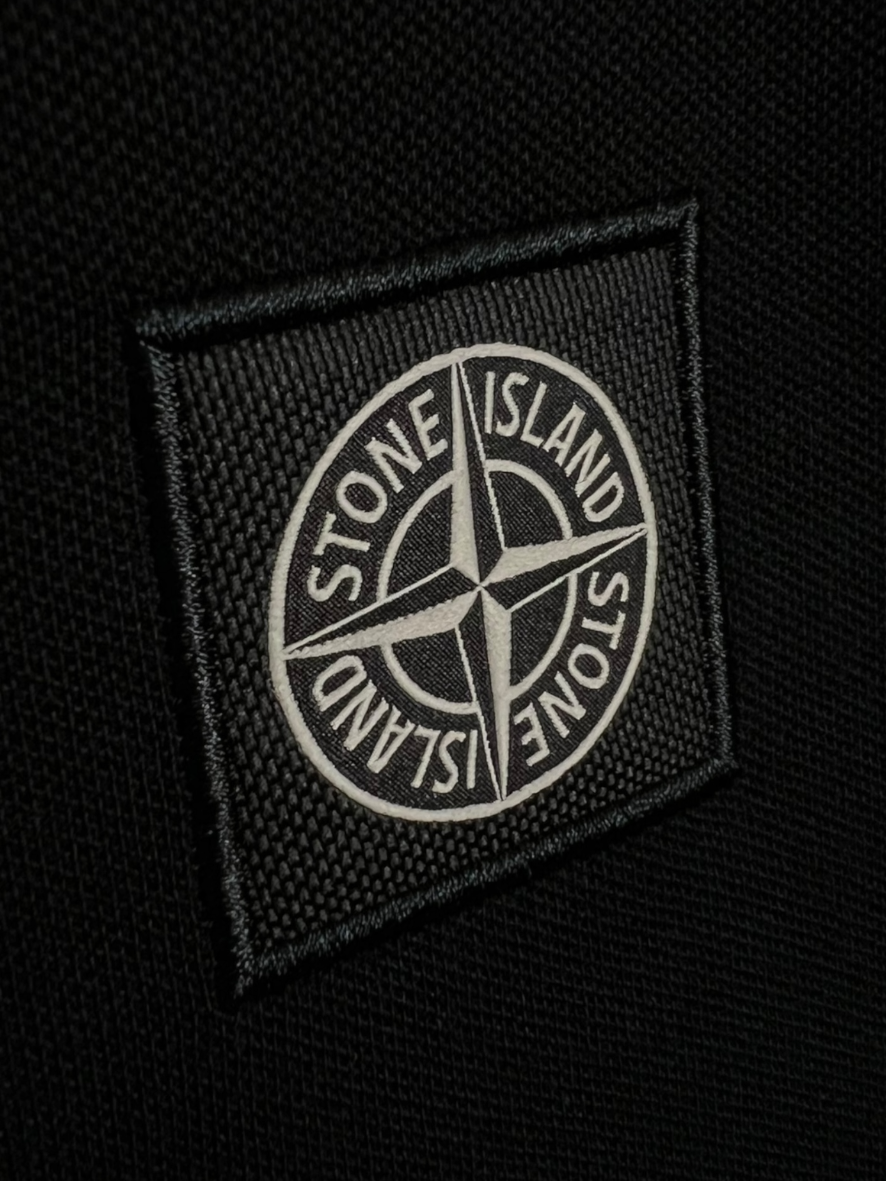 Polo Stone Island noir taille L - Détail