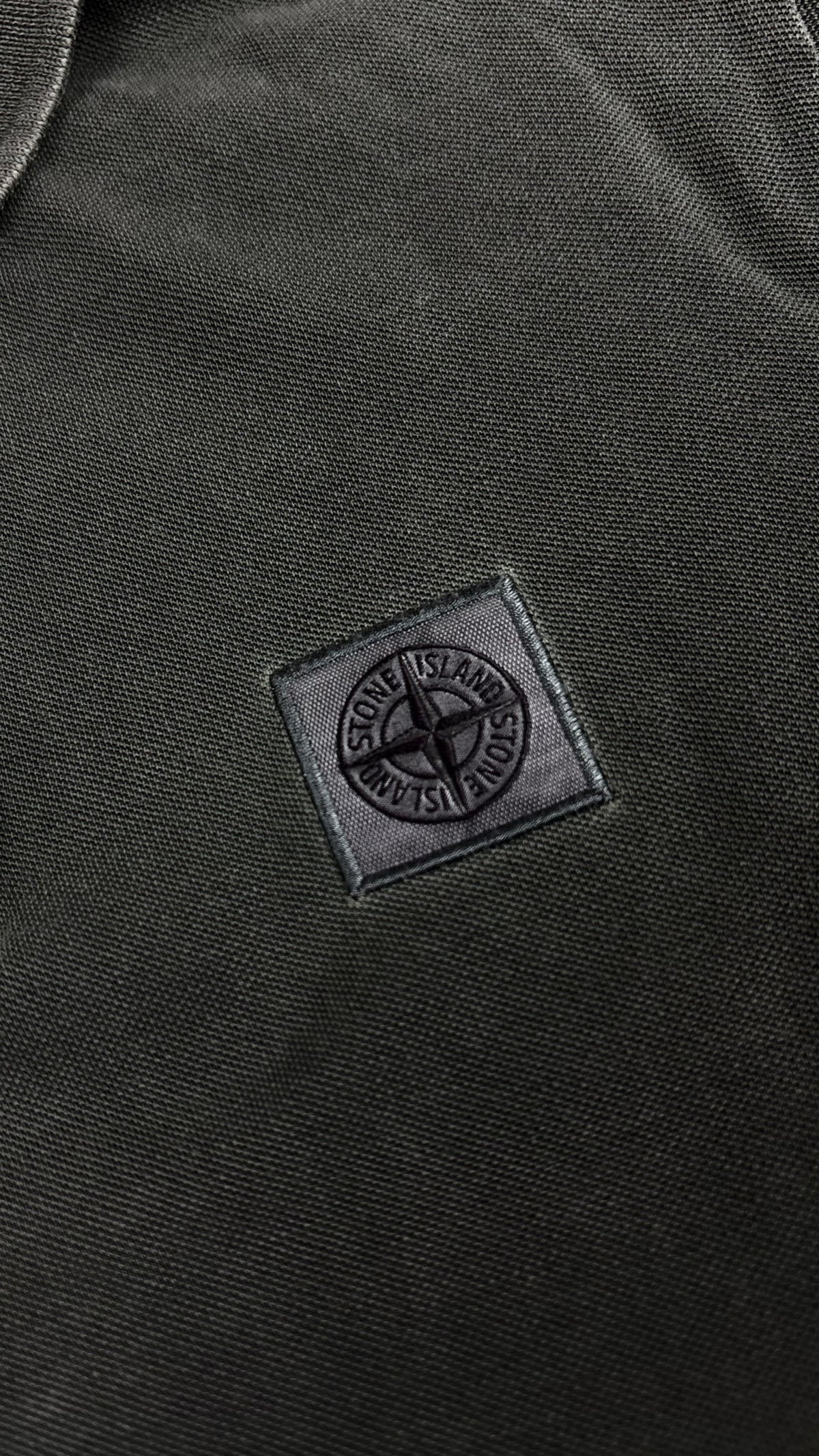 Polo Stone Island Slim Fit kaki, détail étiquettes et finitions — vue 4