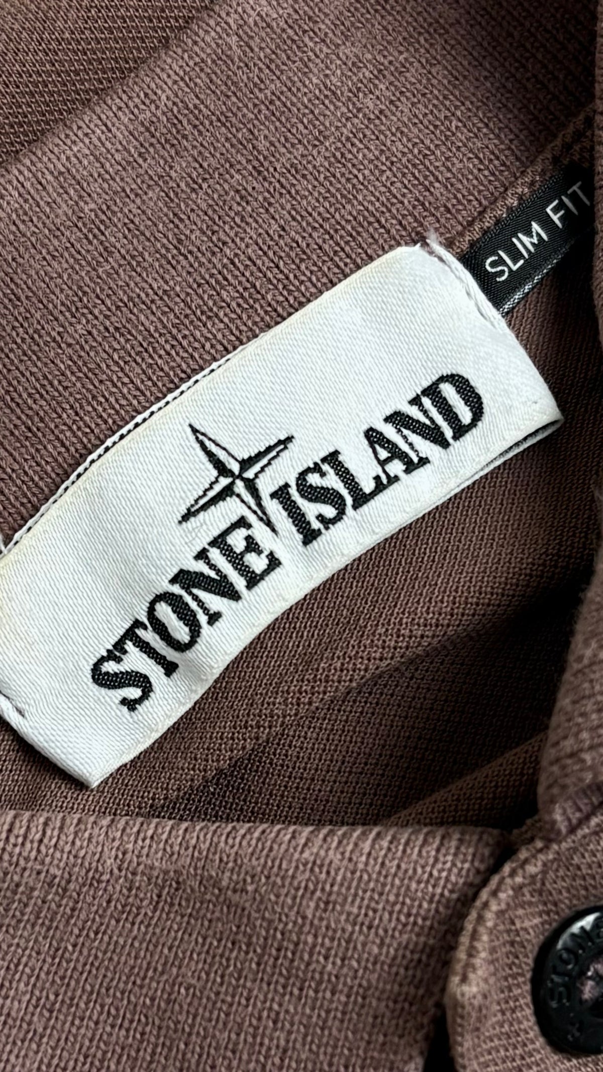 Polo Stone Island Slim Fit marron, détail étiquettes et finitions — vue 3