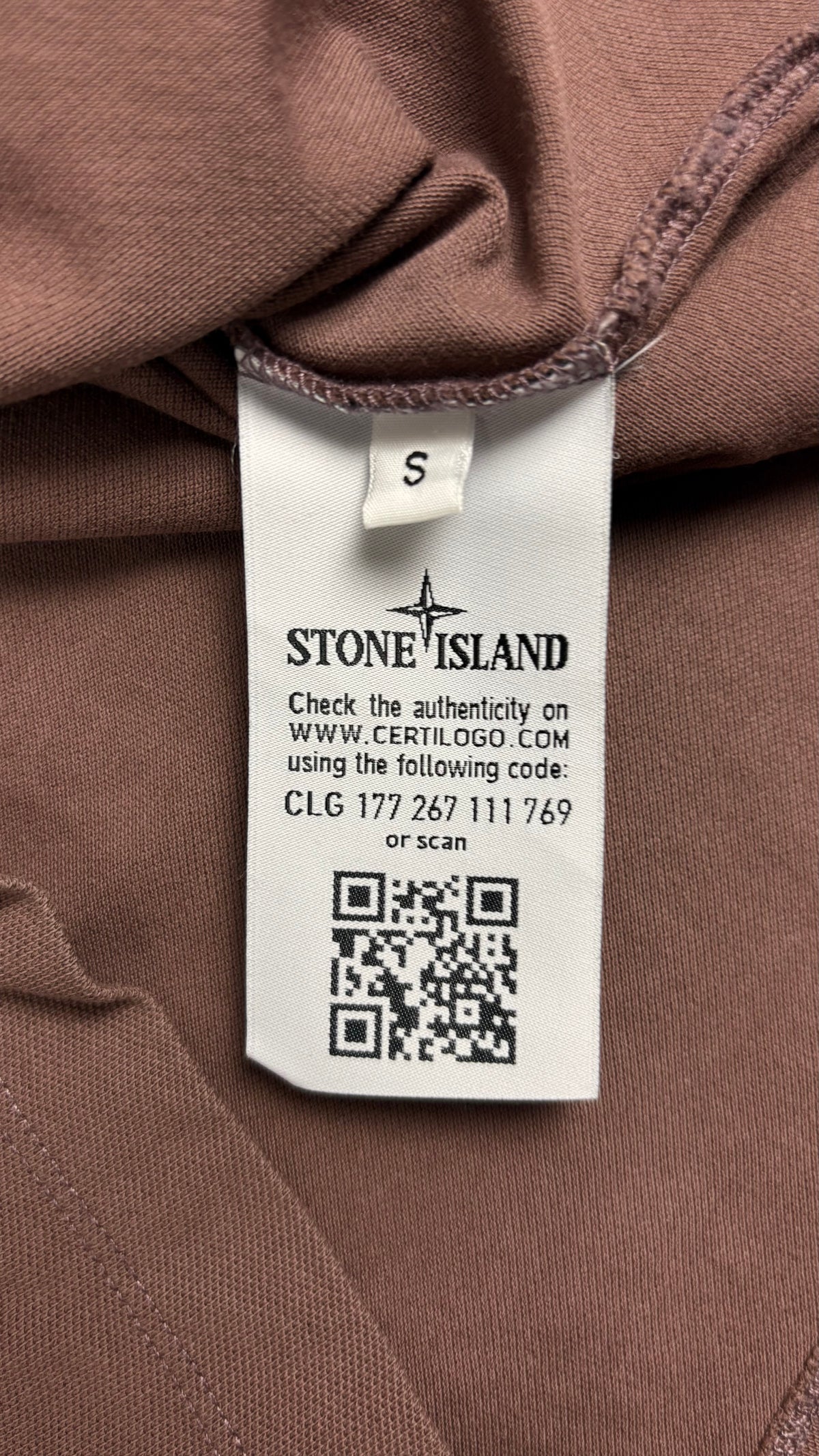 Polo Stone Island Slim Fit marron, détail étiquettes et finitions — vue 5