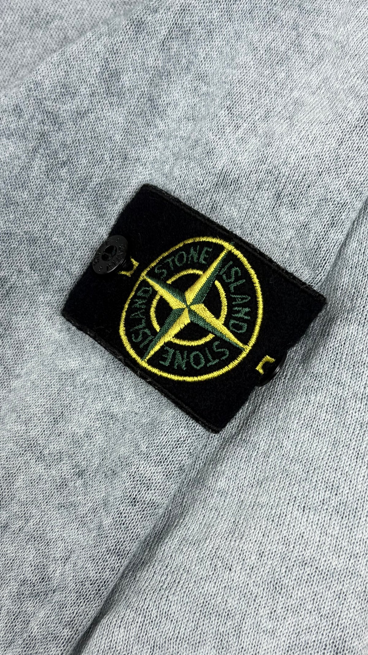 Pull à Capuche Réversible Stone Island gris, détail étiquettes et finitions — vue 2