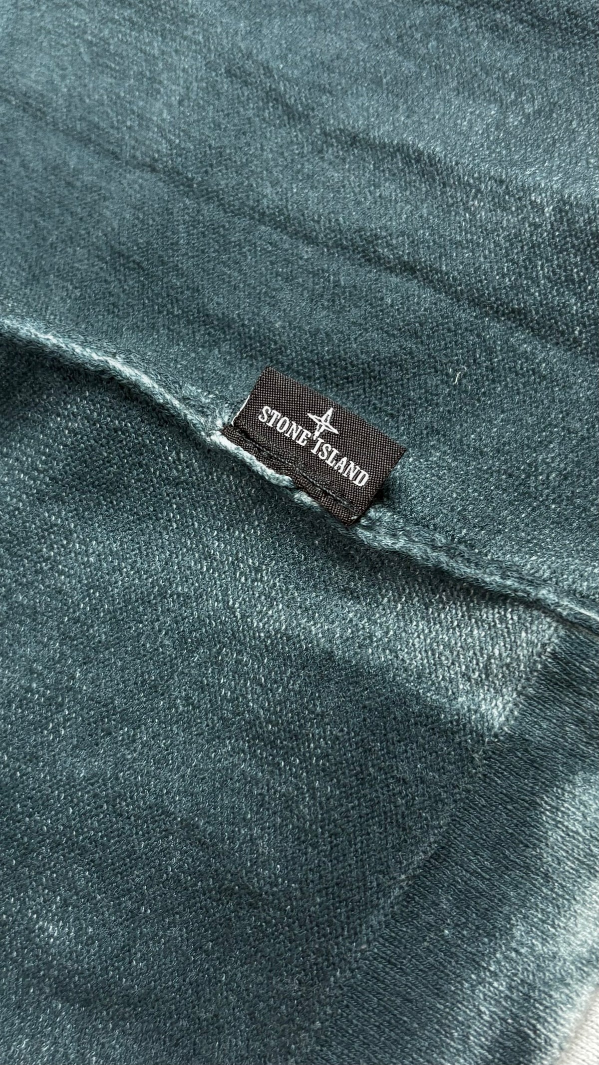 Pull à Capuche Réversible Stone Island gris, détail étiquettes et finitions — vue 4