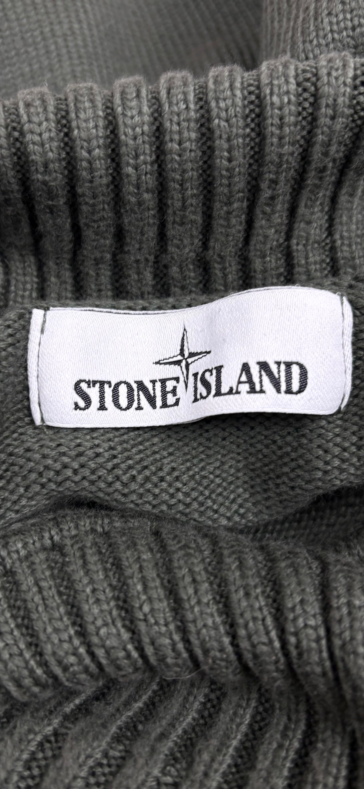Pull Col Roulé Stone Island kaki, détail étiquettes et finitions — vue 3