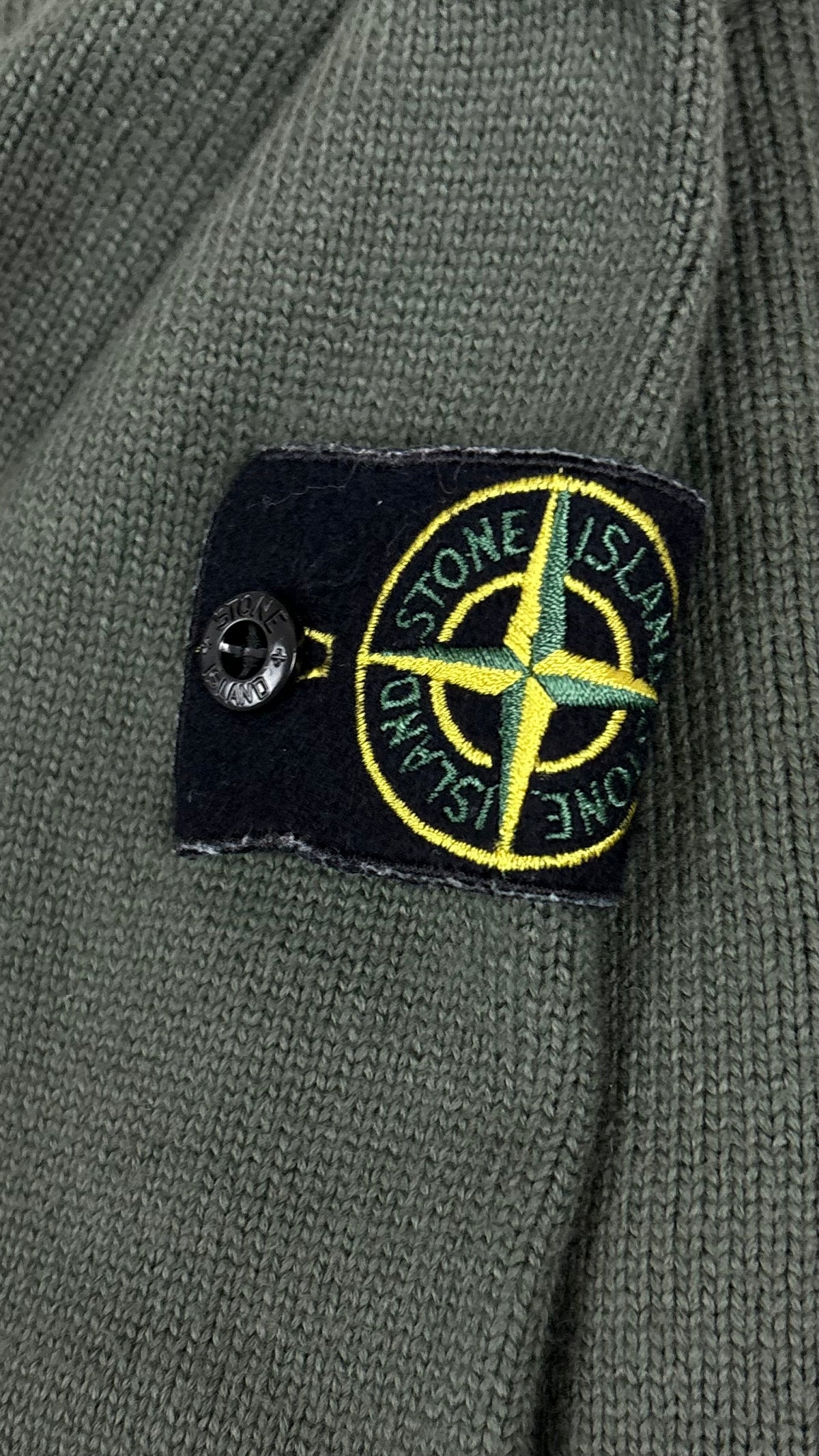 Pull Col Roulé Stone Island kaki, détail étiquettes et finitions — vue 4