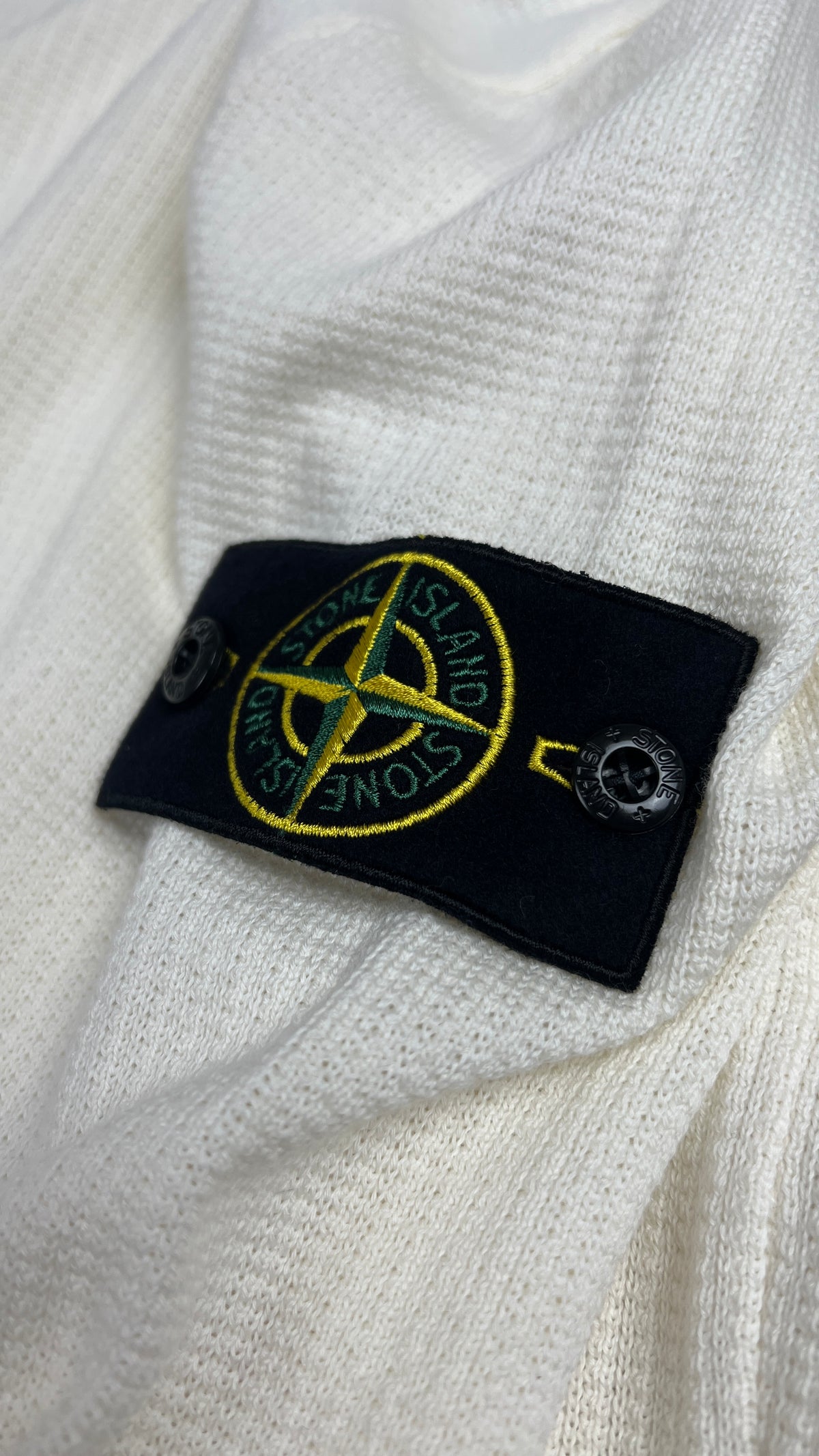 Pull Crewneck Stone Island Micro Stitch Coton Bio Ivory blanc cassé, détail étiquettes et finitions — vue 3