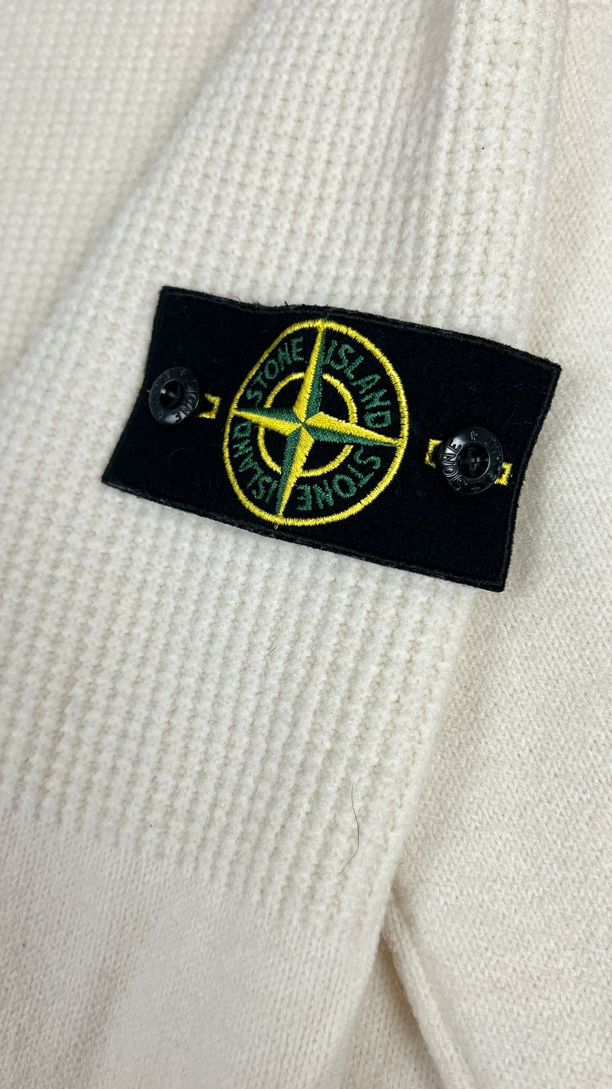 Pull en Laine Stone Island écru, détail étiquettes et finitions — vue 3