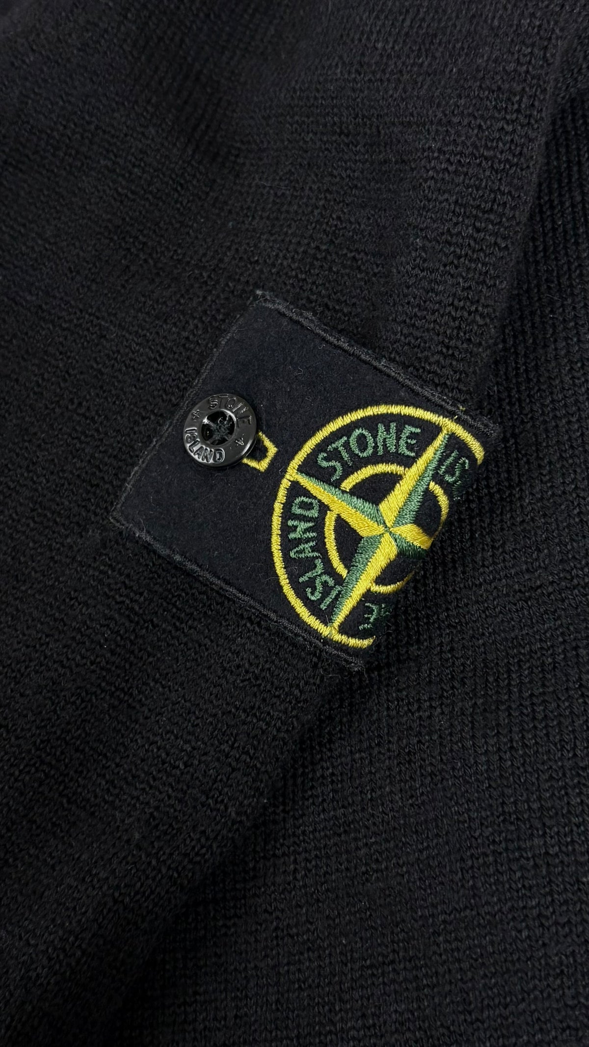 Pull en Laine Stone Island noir, détail étiquettes et finitions — vue 3