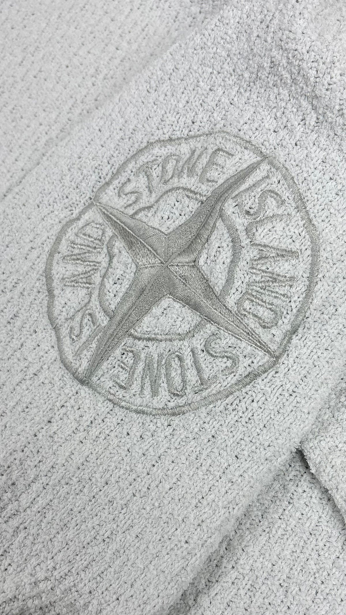 Pull en Maille Éponge Stone Island blanc, détail étiquettes et finitions — vue 4