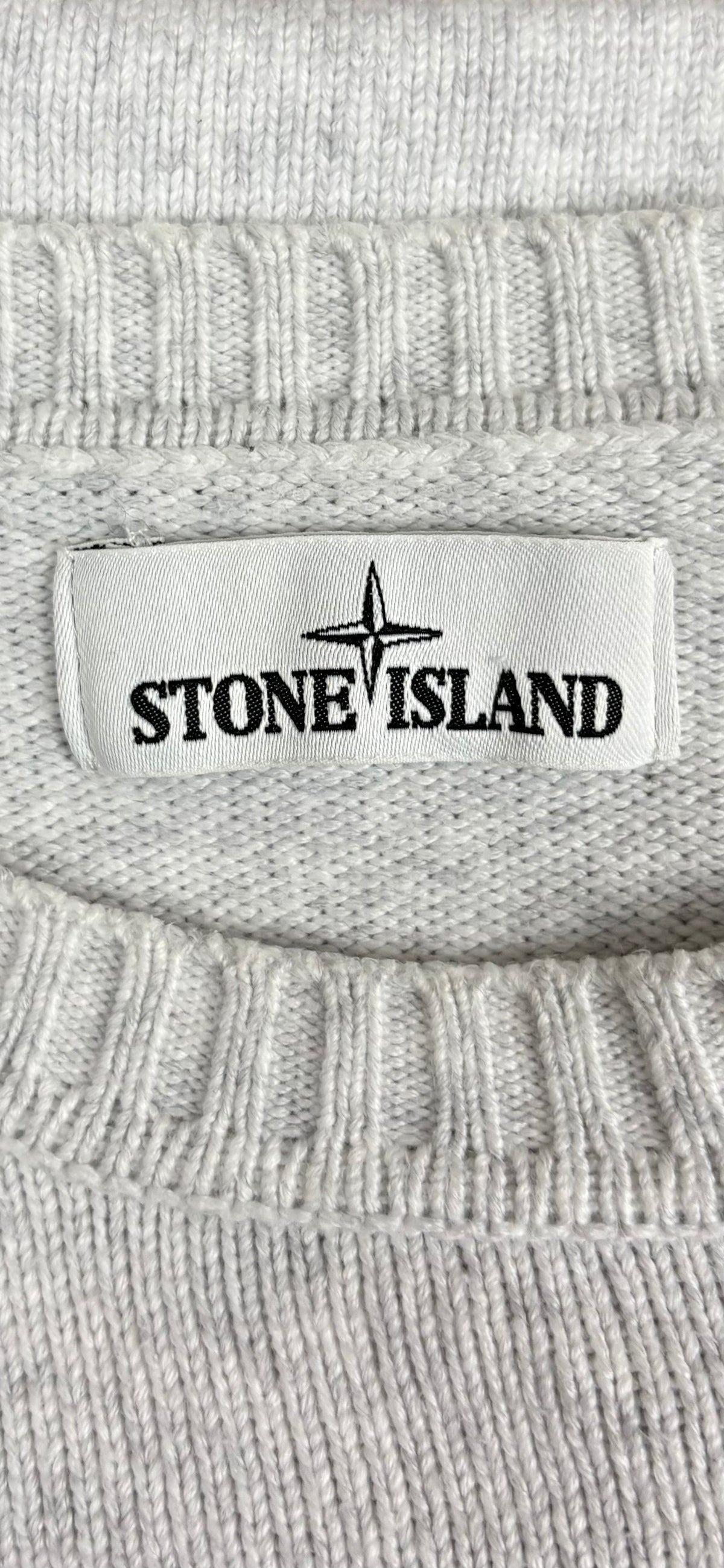 Pull Stone Island gris clair, détail étiquettes et finitions — vue 3
