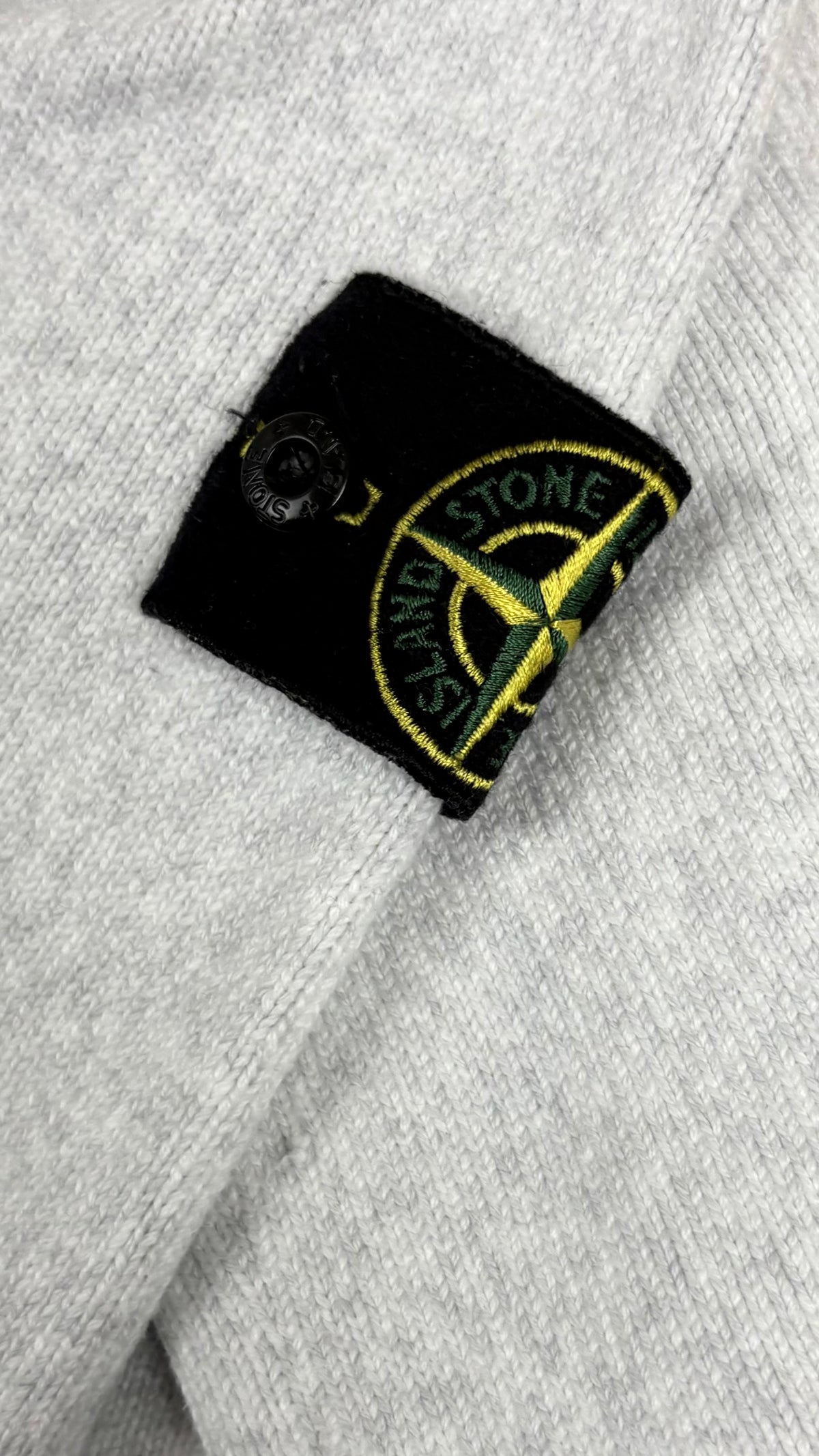 Pull Stone Island gris clair, détail étiquettes et finitions — vue 4