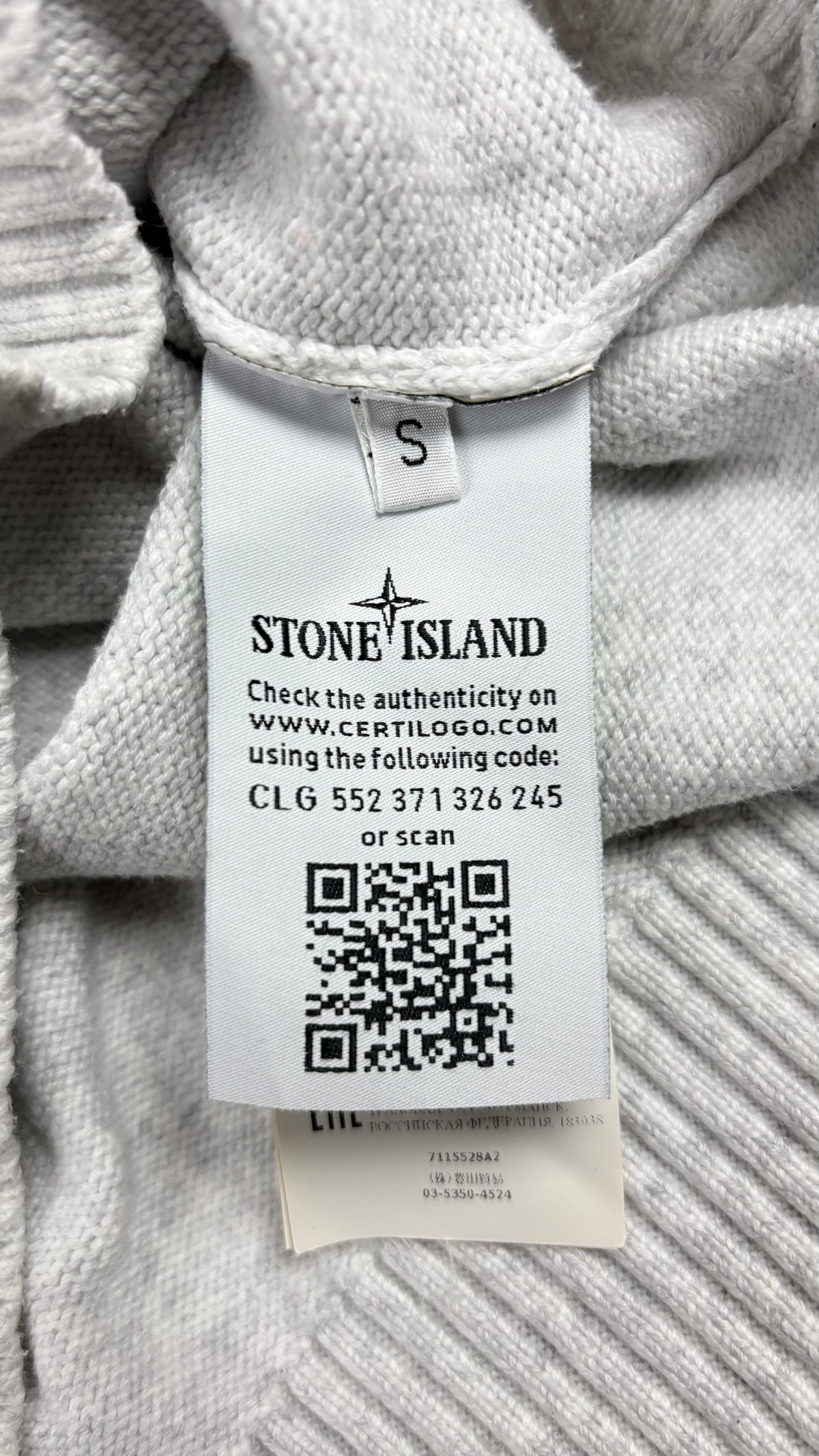 Pull Stone Island gris clair, détail étiquettes et finitions — vue 5