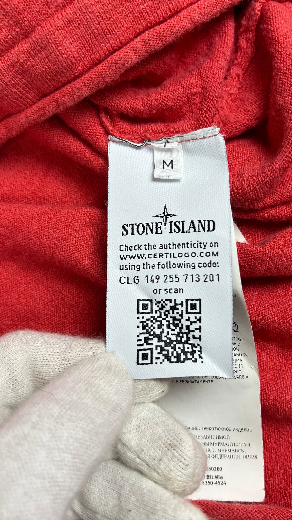 Pull Stone Island rouge, détail étiquettes et finitions — vue 6