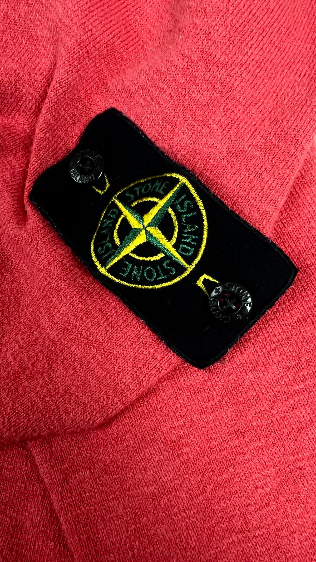 Pull Stone Island rouge, détail étiquettes et finitions — vue 3