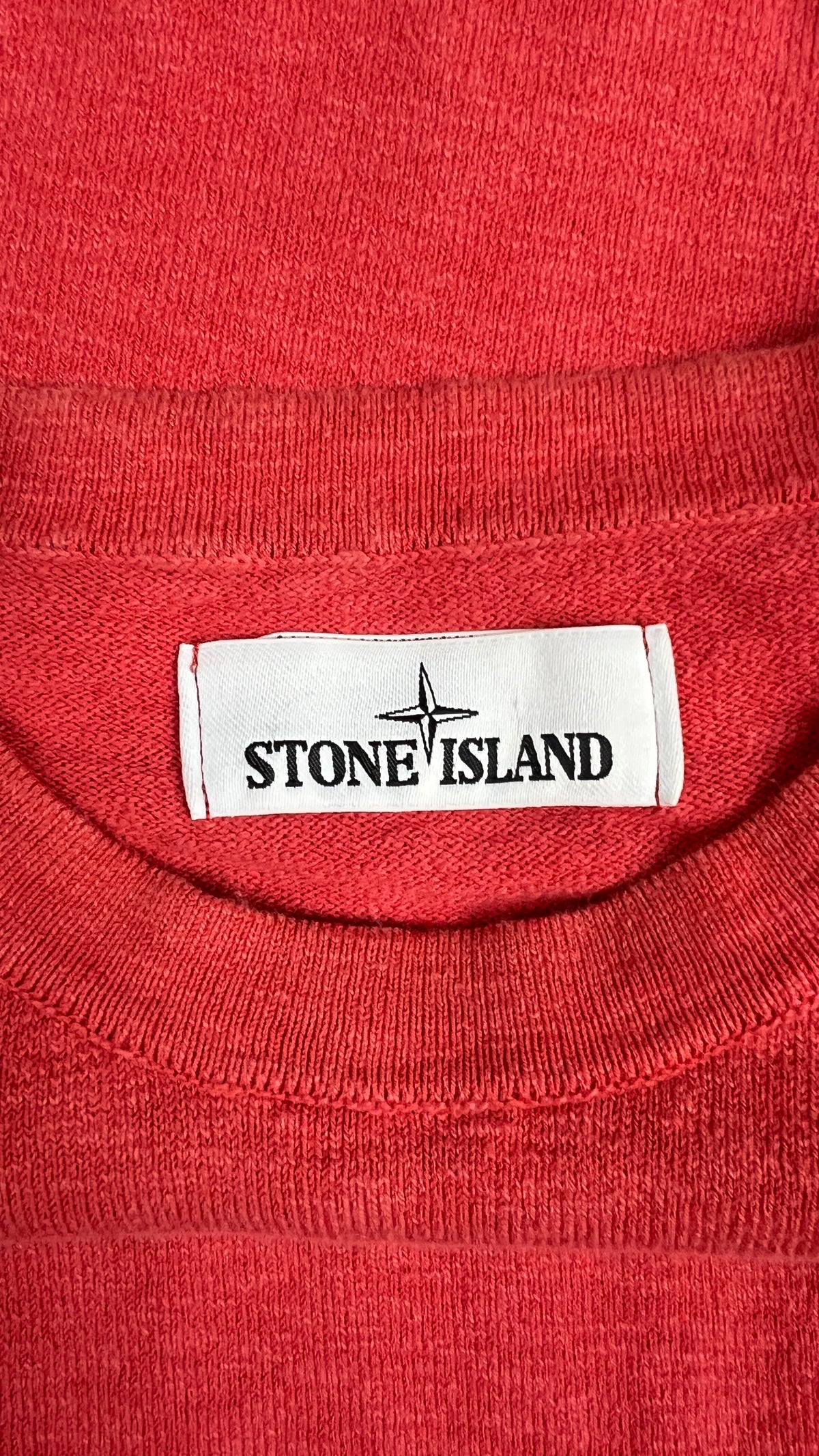 Pull Stone Island rouge, détail étiquettes et finitions — vue 4