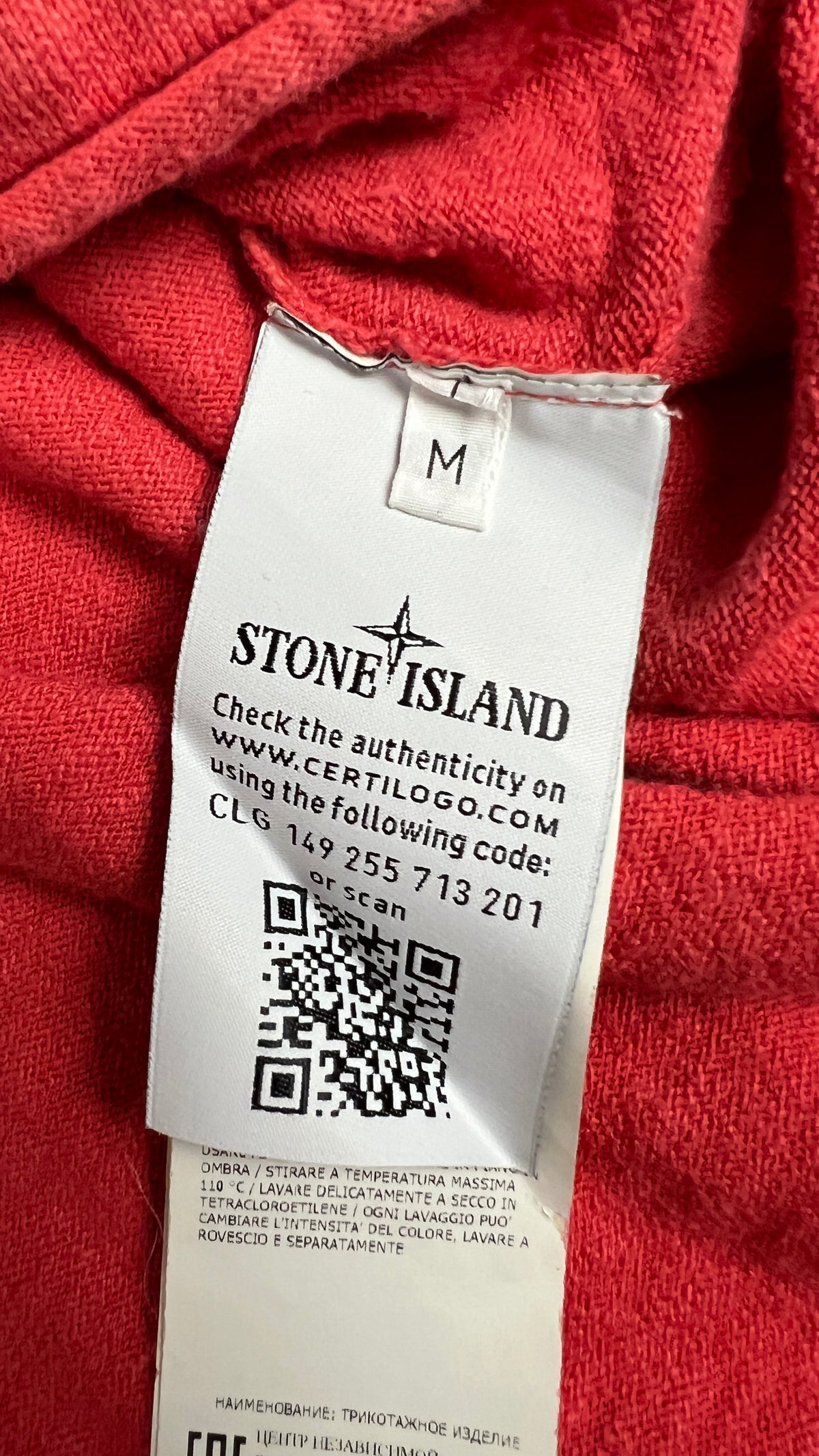 Pull Stone Island rouge, détail étiquettes et finitions — vue 5