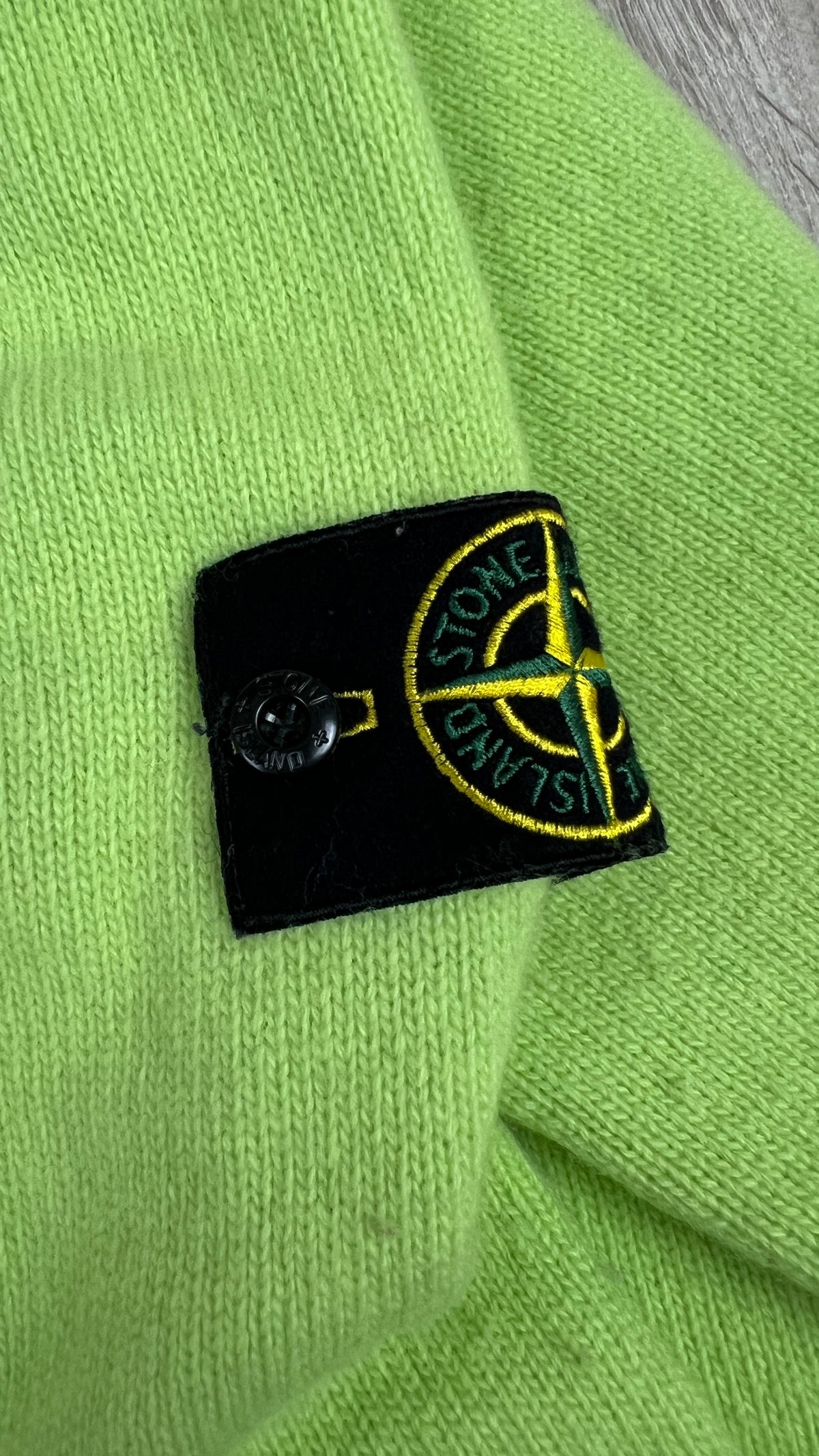 Pull Stone Island vert taille S, détail badge — vue 3