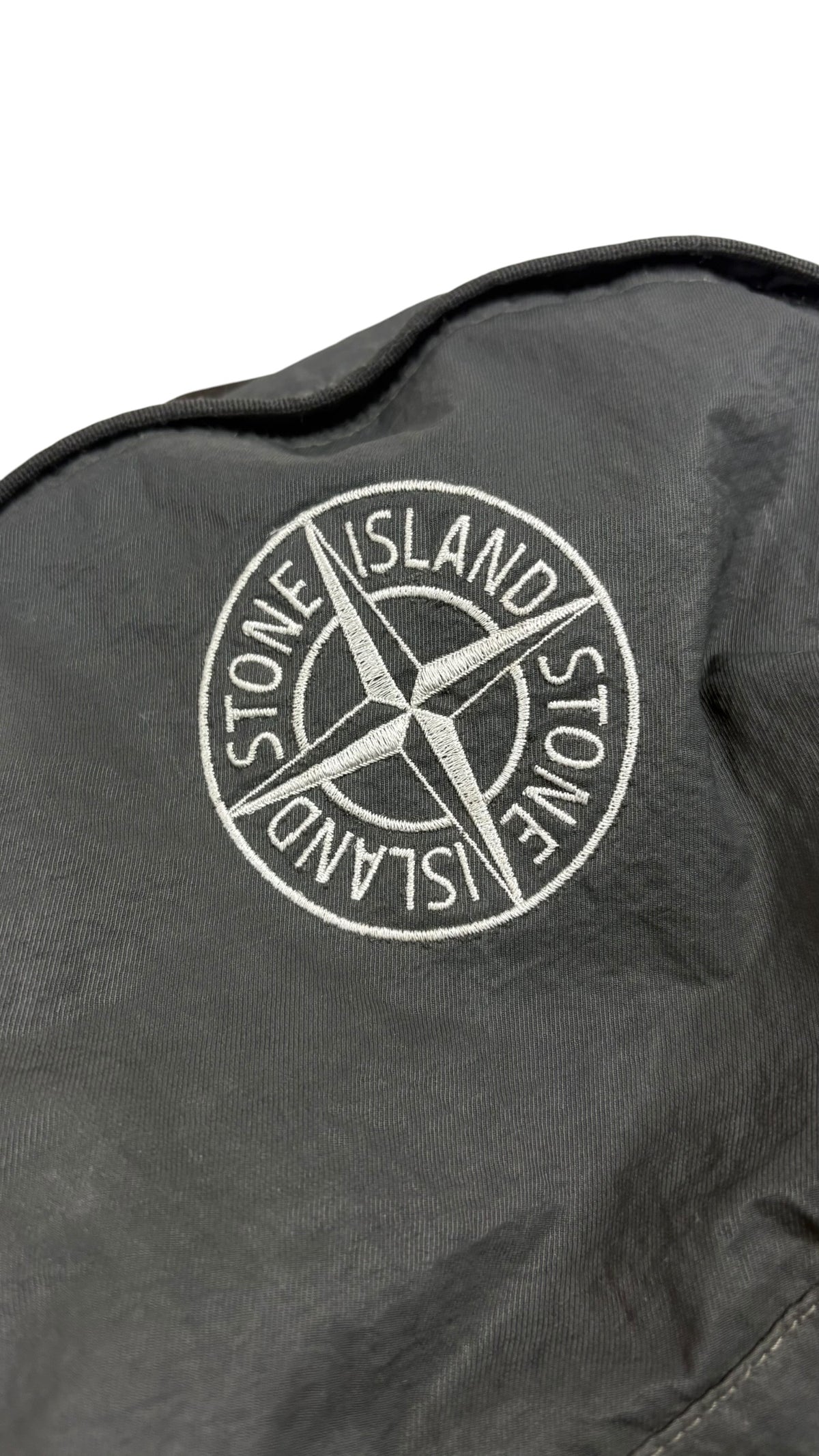 Sac à dos Stone Island gris taille unique, détail badge — vue 3