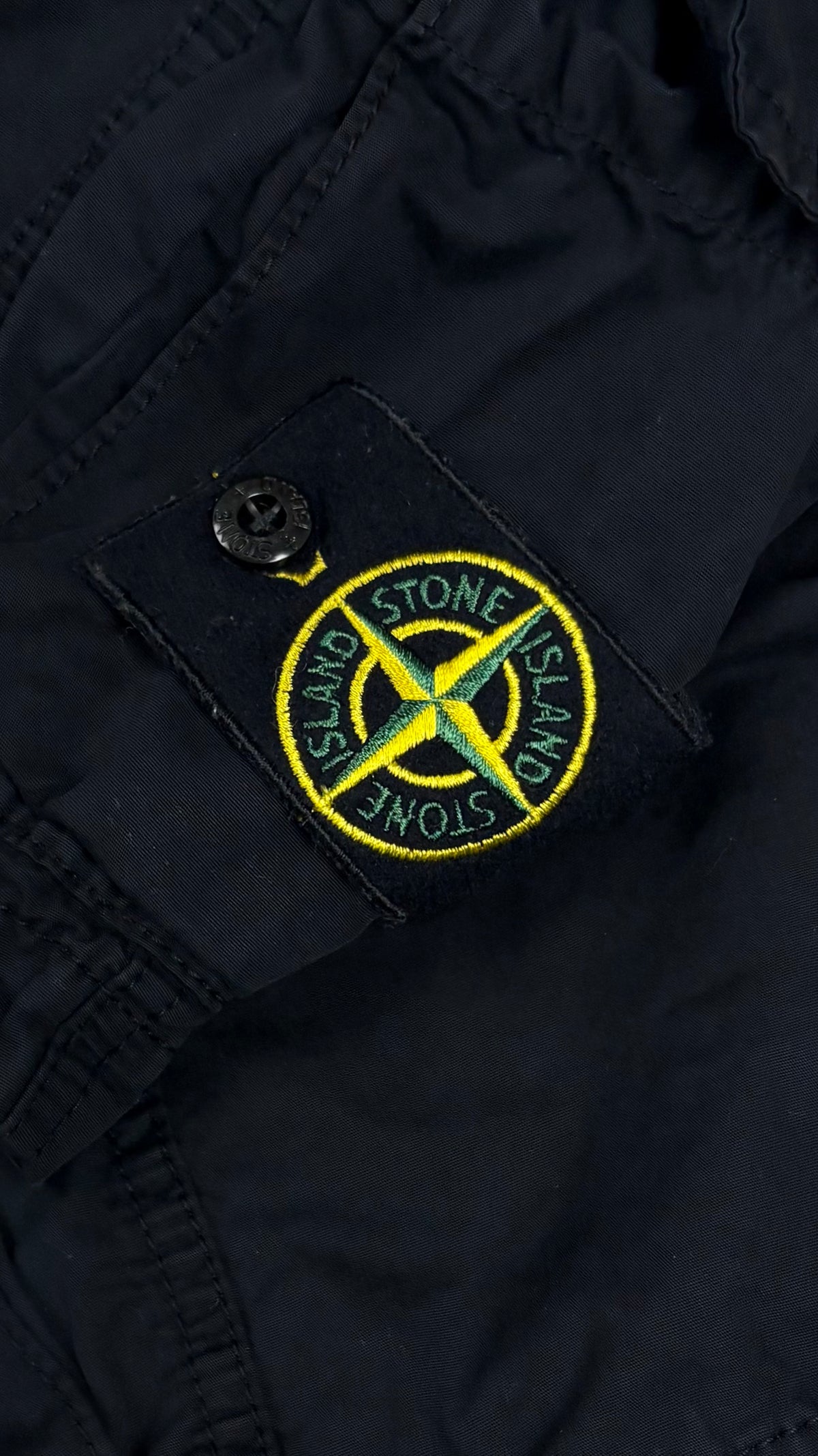 Short Cargo Stone Island Brushed Cotton Canvas noir taille W30, détail étiquettes et finitions — vue 4