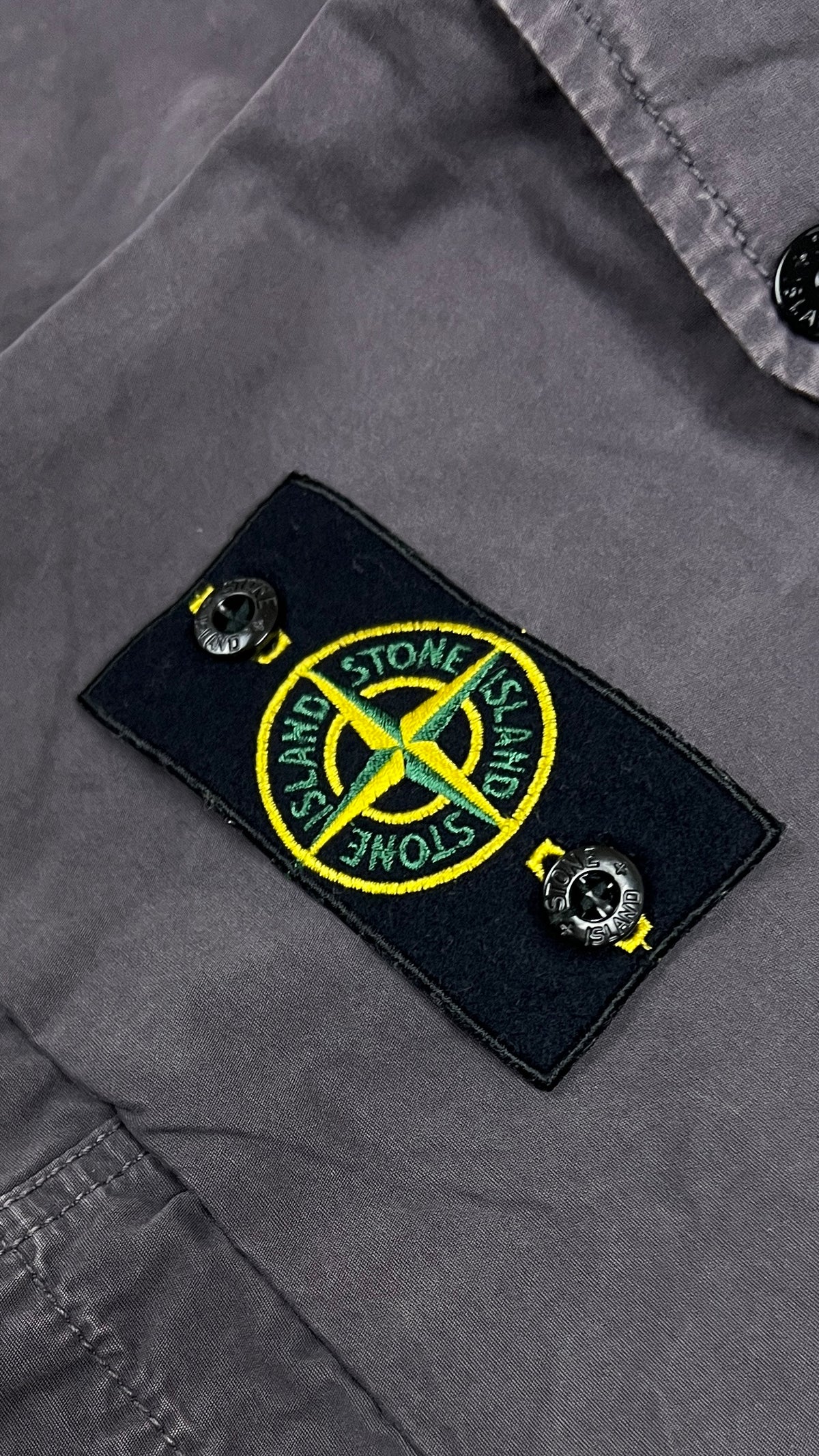 Short Cargo Stone Island gris, détail étiquettes et finitions — vue 3