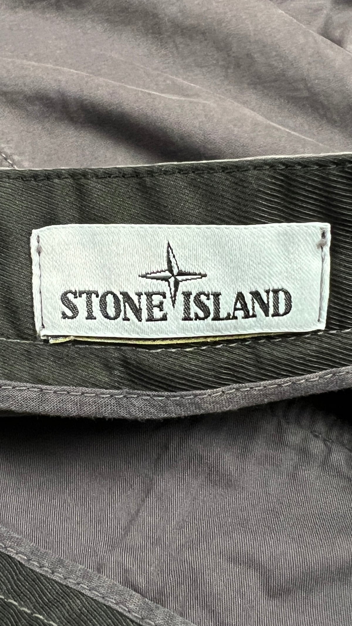 Short Cargo Stone Island gris, détail étiquettes et finitions — vue 4
