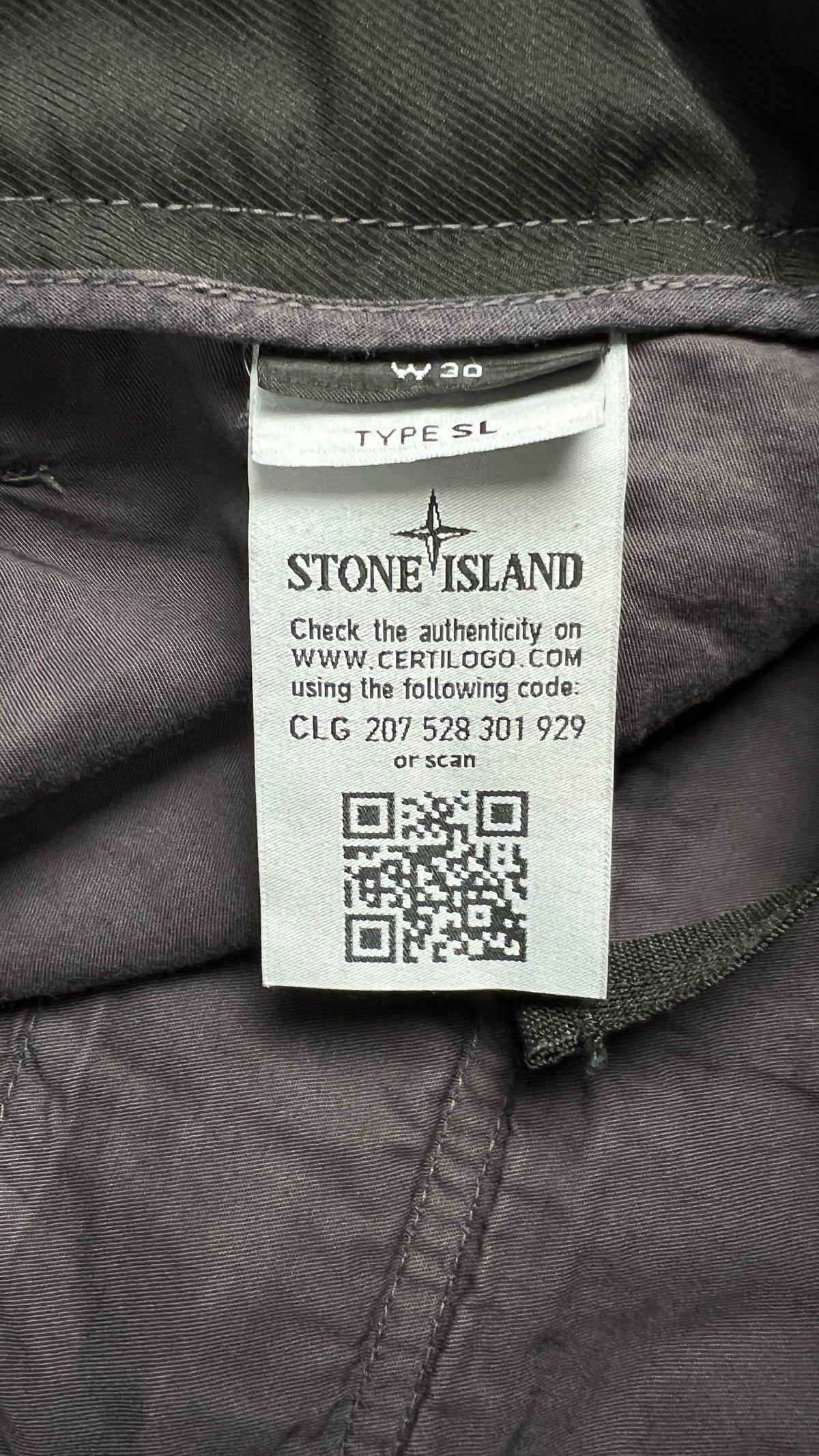 Short Cargo Stone Island gris, détail étiquettes et finitions — vue 5