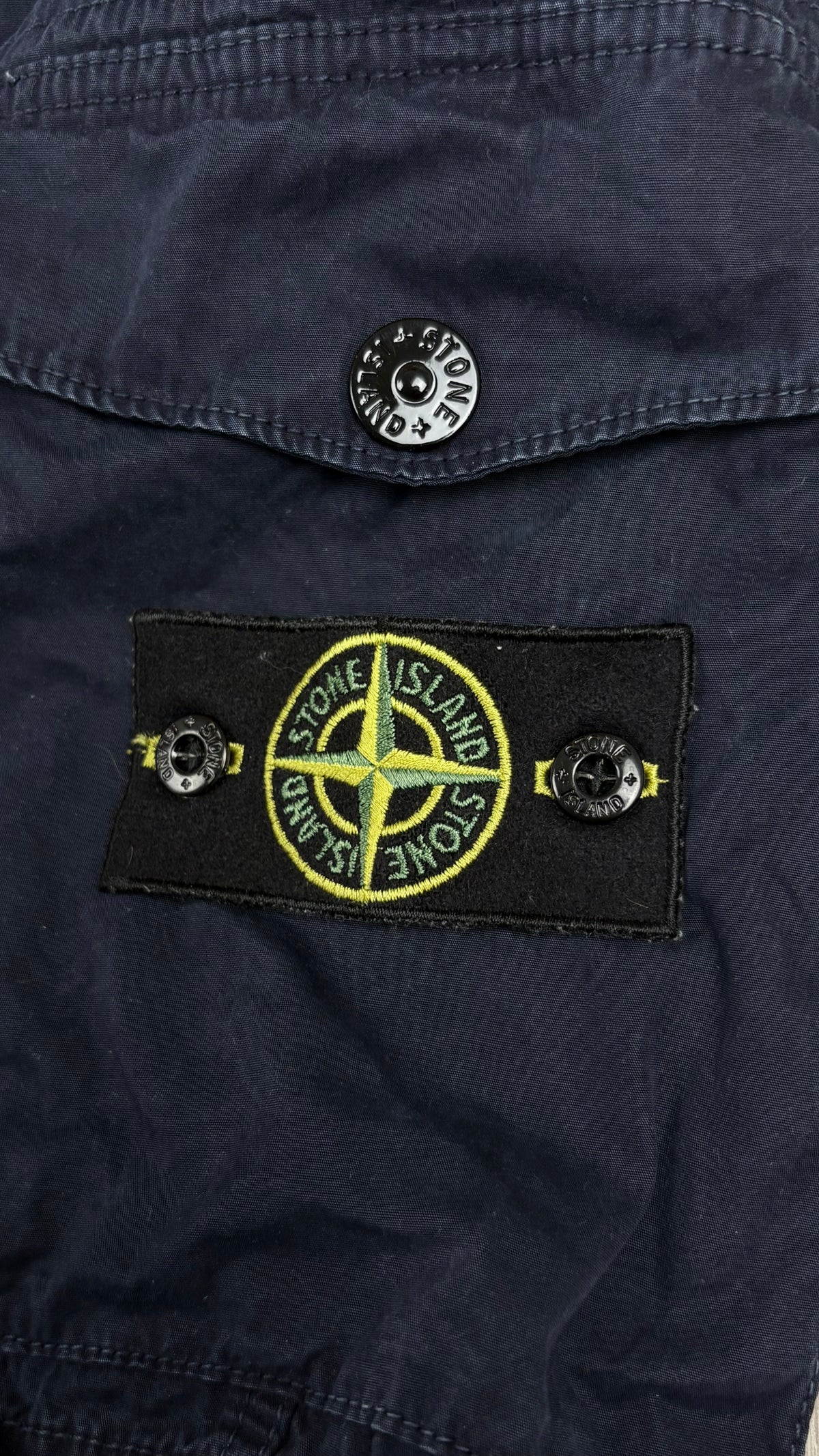 Short Cargo Stone Island marine, détail étiquettes et finitions — vue 3