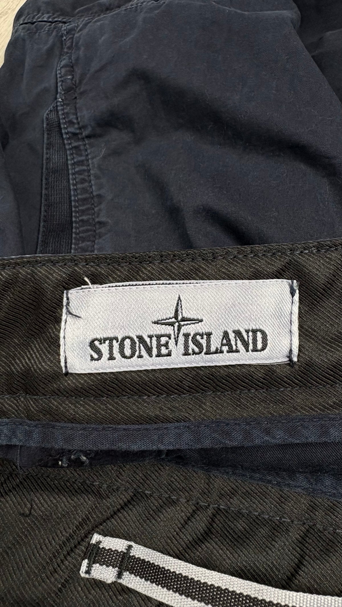 Short Cargo Stone Island marine, détail étiquettes et finitions — vue 4
