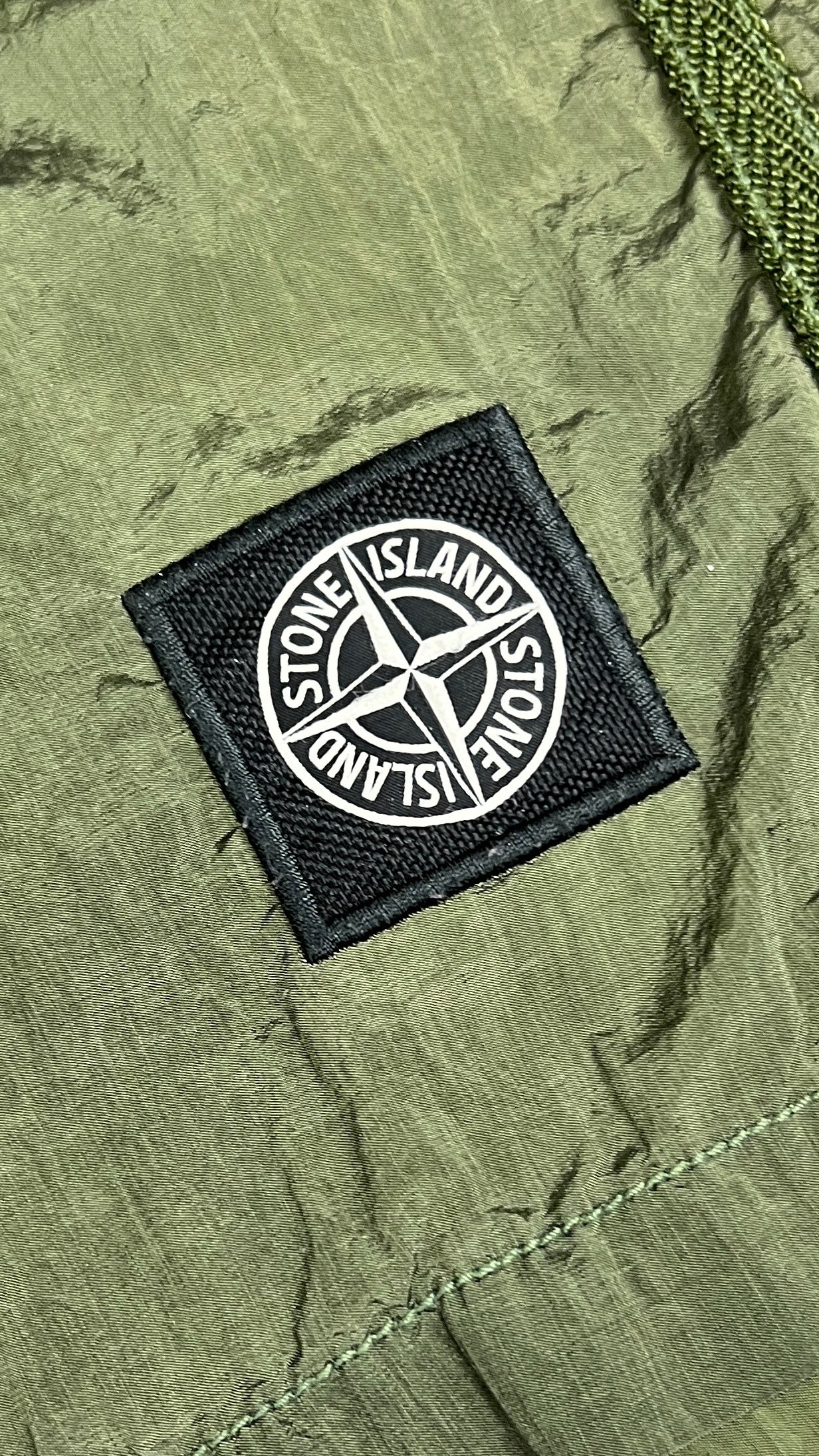 Short de bain Stone Island kaki taille M, détail badge — vue 3