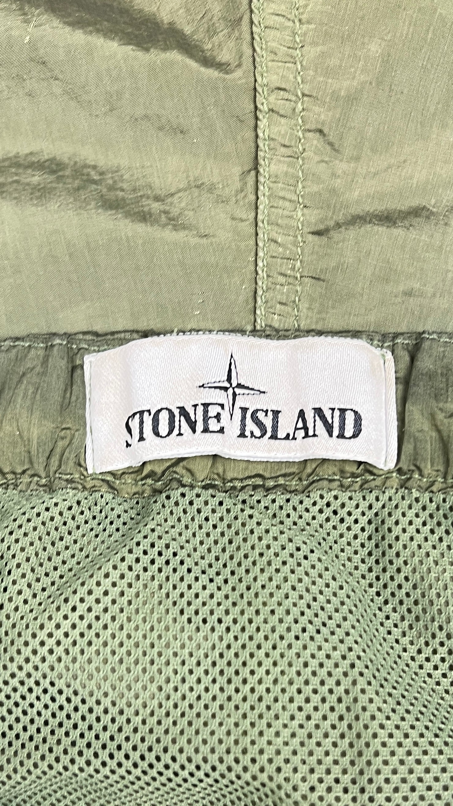 Short de bain Stone Island kaki taille M, détail étiquette — vue 4