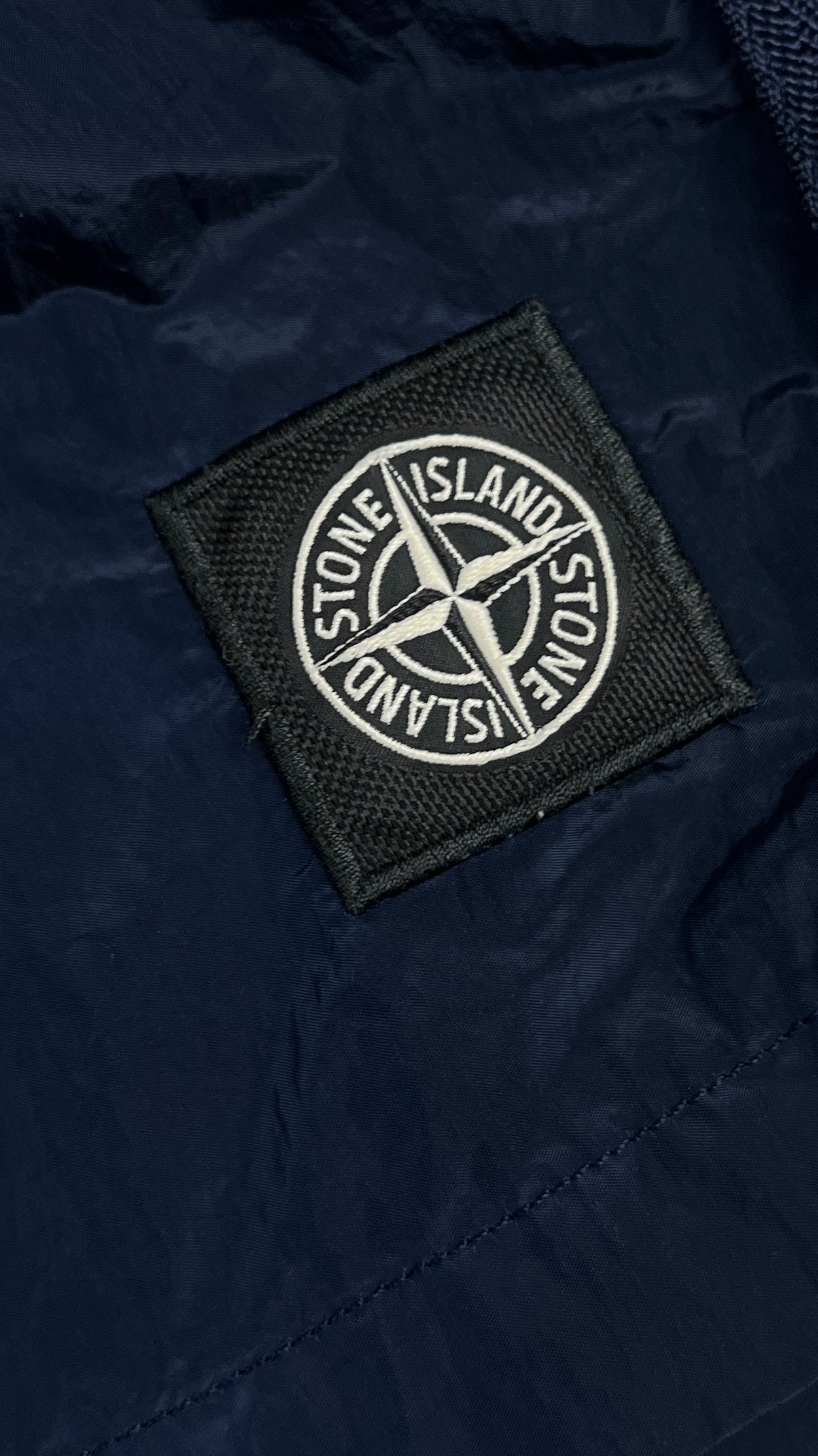 Short de bain Stone Island marine taille M, détail badge — vue 3