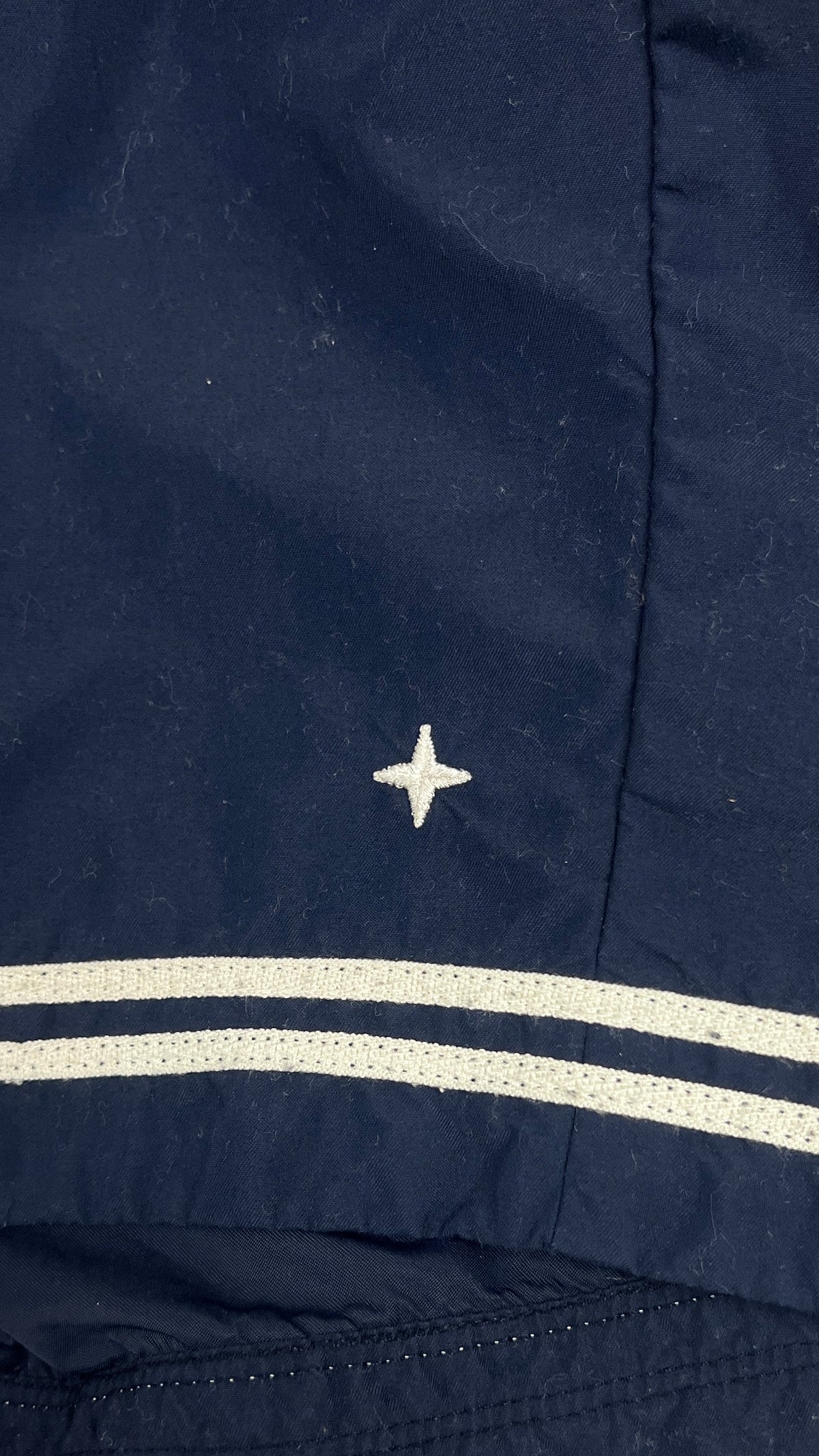 Short de Bain Stone Island marine, détail étiquettes et finitions — vue 3