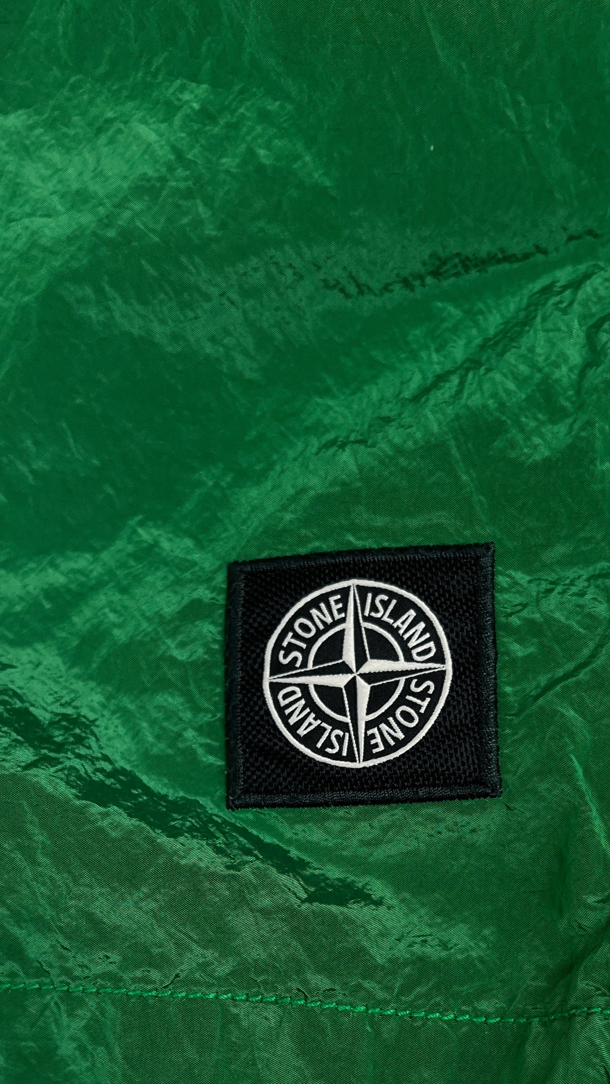 Short de Bain Stone Island vert, détail étiquettes et finitions — vue 3