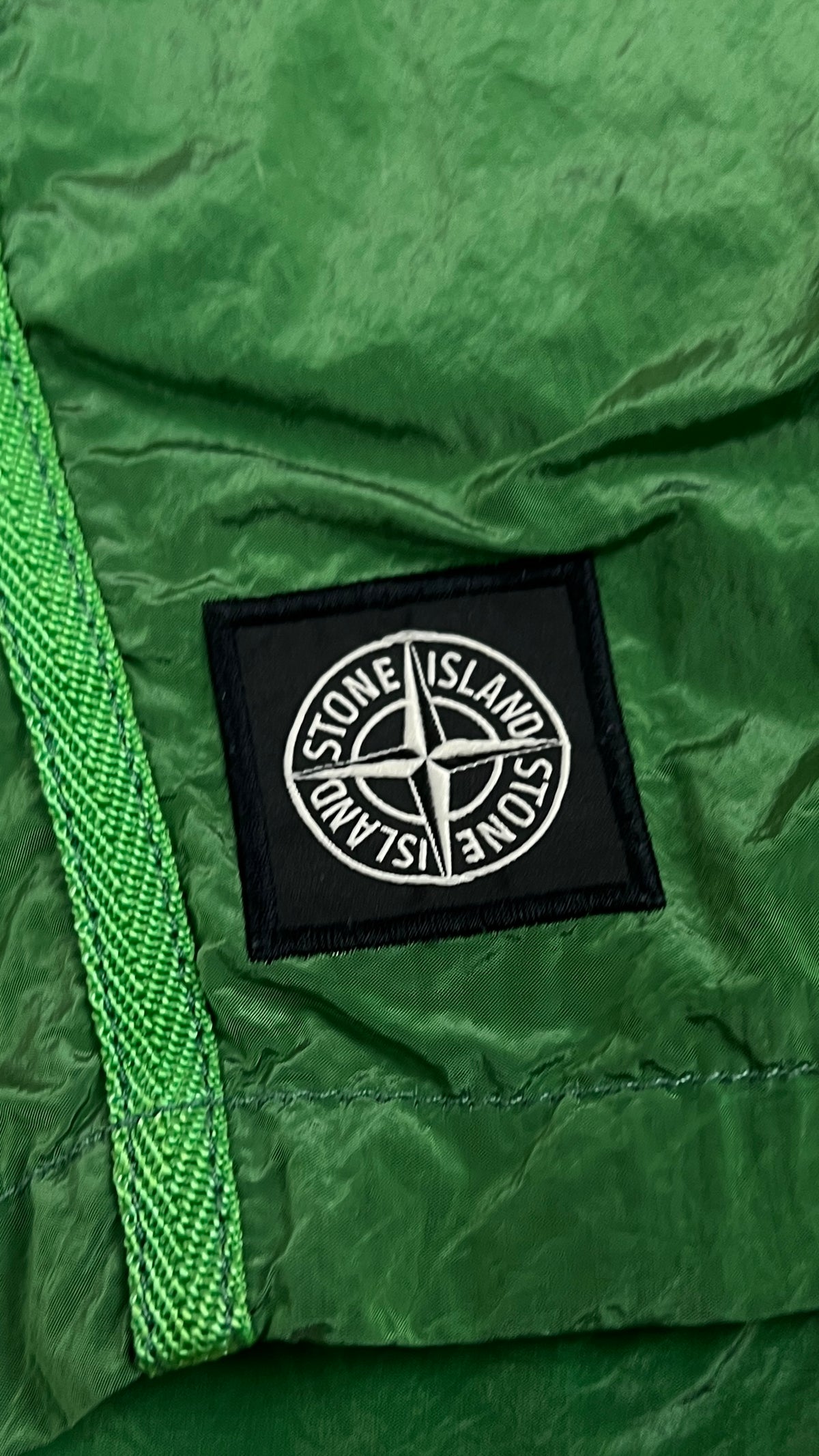 Short de bain Stone Island vintage vert taille M, détail badge — vue 3