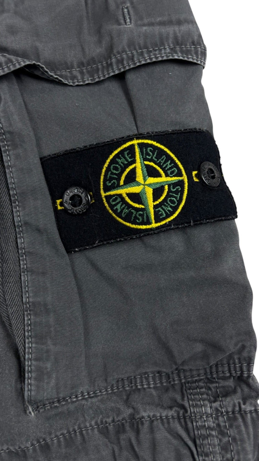 Short Stone Island gris taille W32 - Détail
