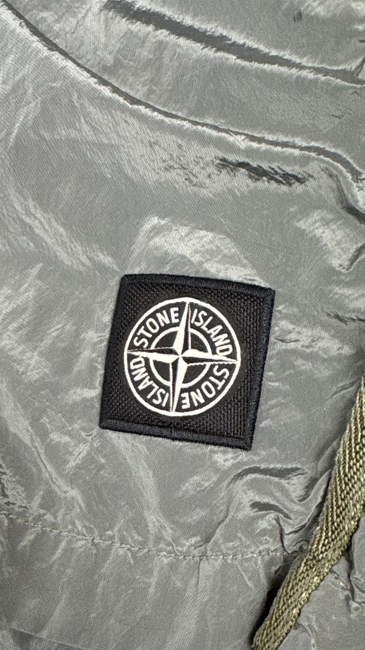 Short Stone Island Nylon Metal kaki taille L, détail étiquettes et finitions — vue 3