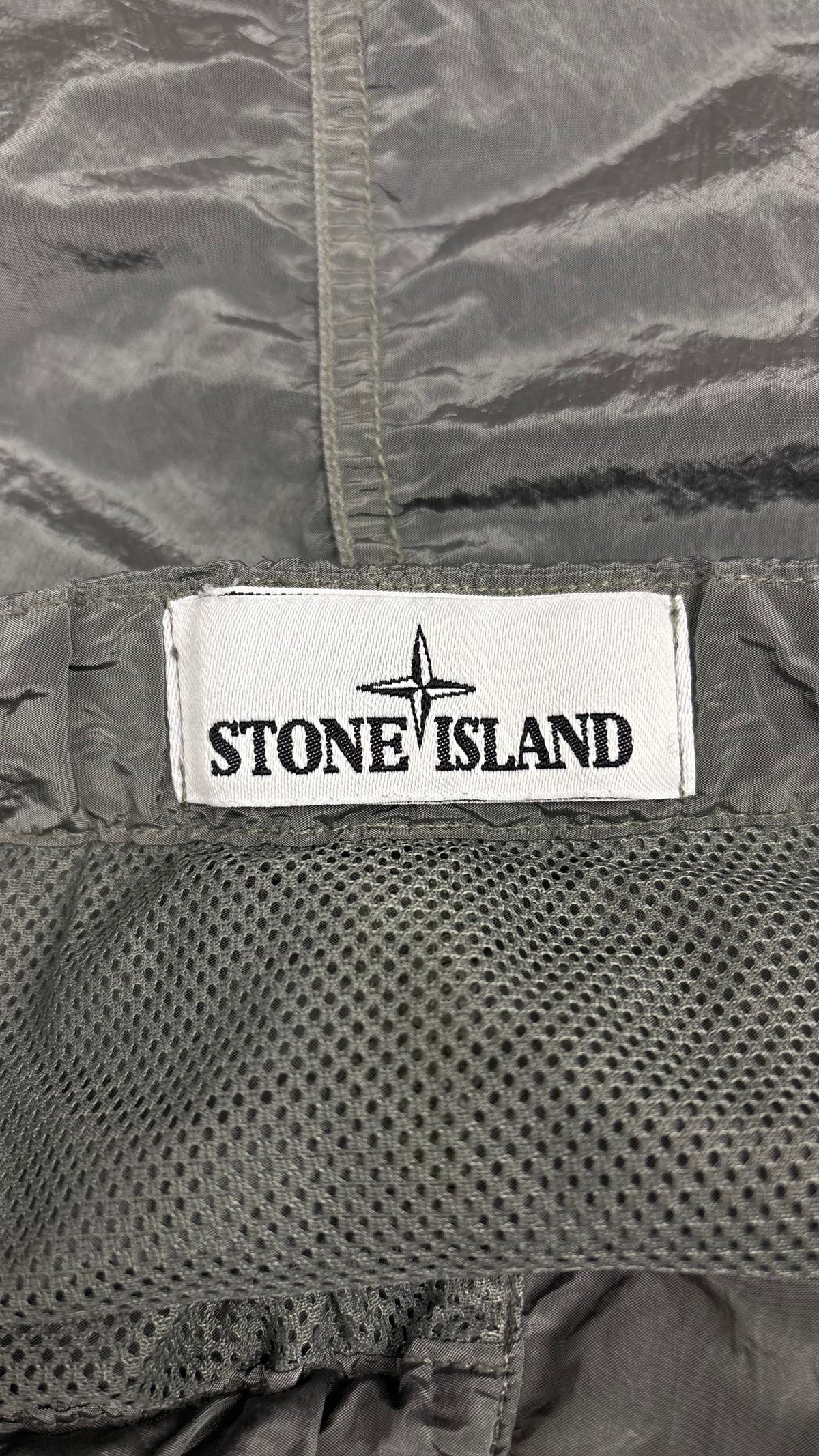 Short Stone Island Nylon Metal kaki taille L, détail étiquettes et finitions — vue 4