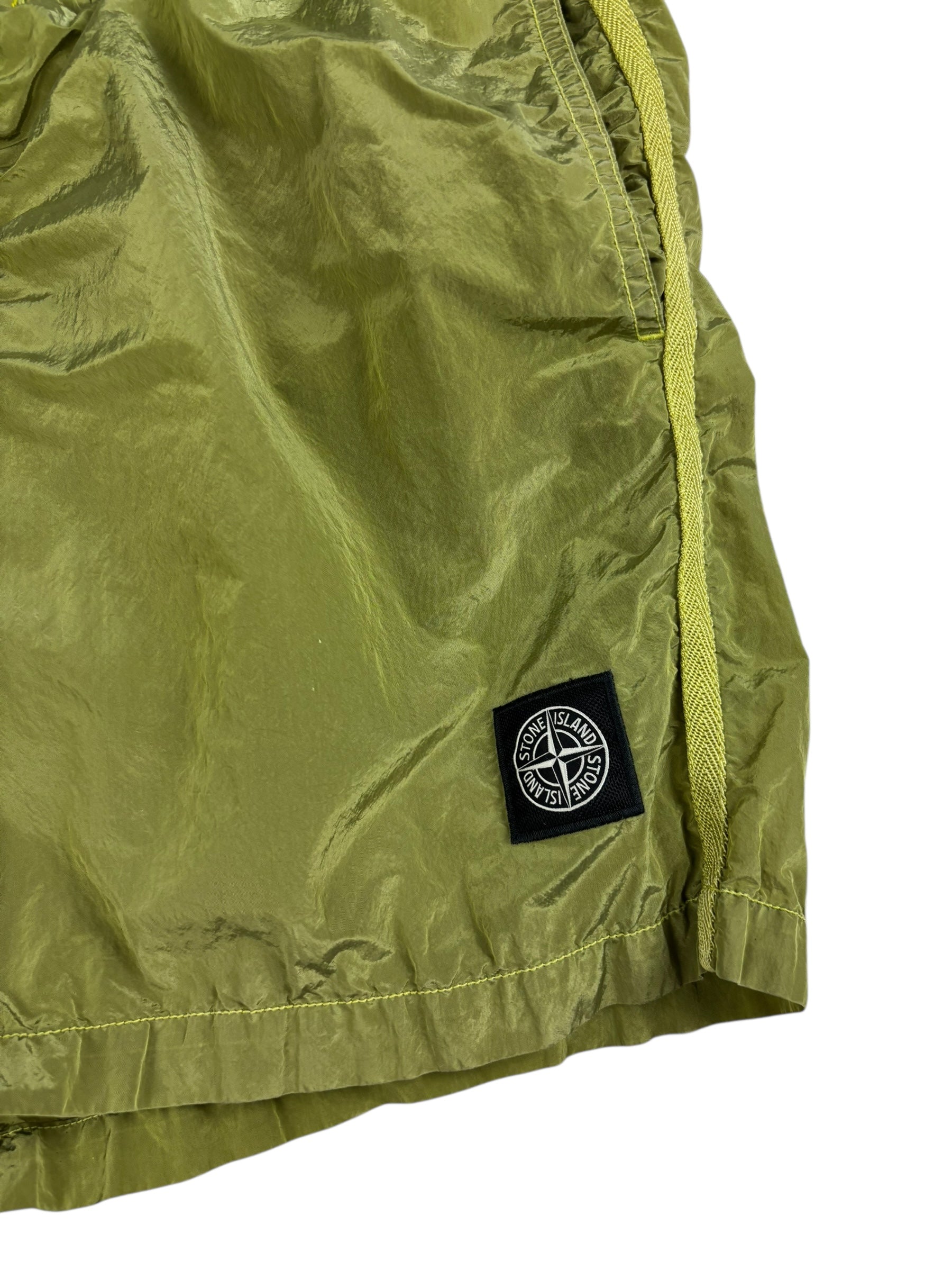 Short Stone Island vert métallisé taille L - Vue de dos