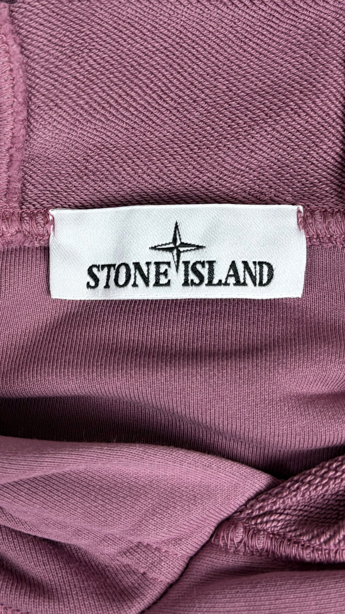 Sweat à Capuche Stone Island mauve, détail étiquettes et finitions — vue 3