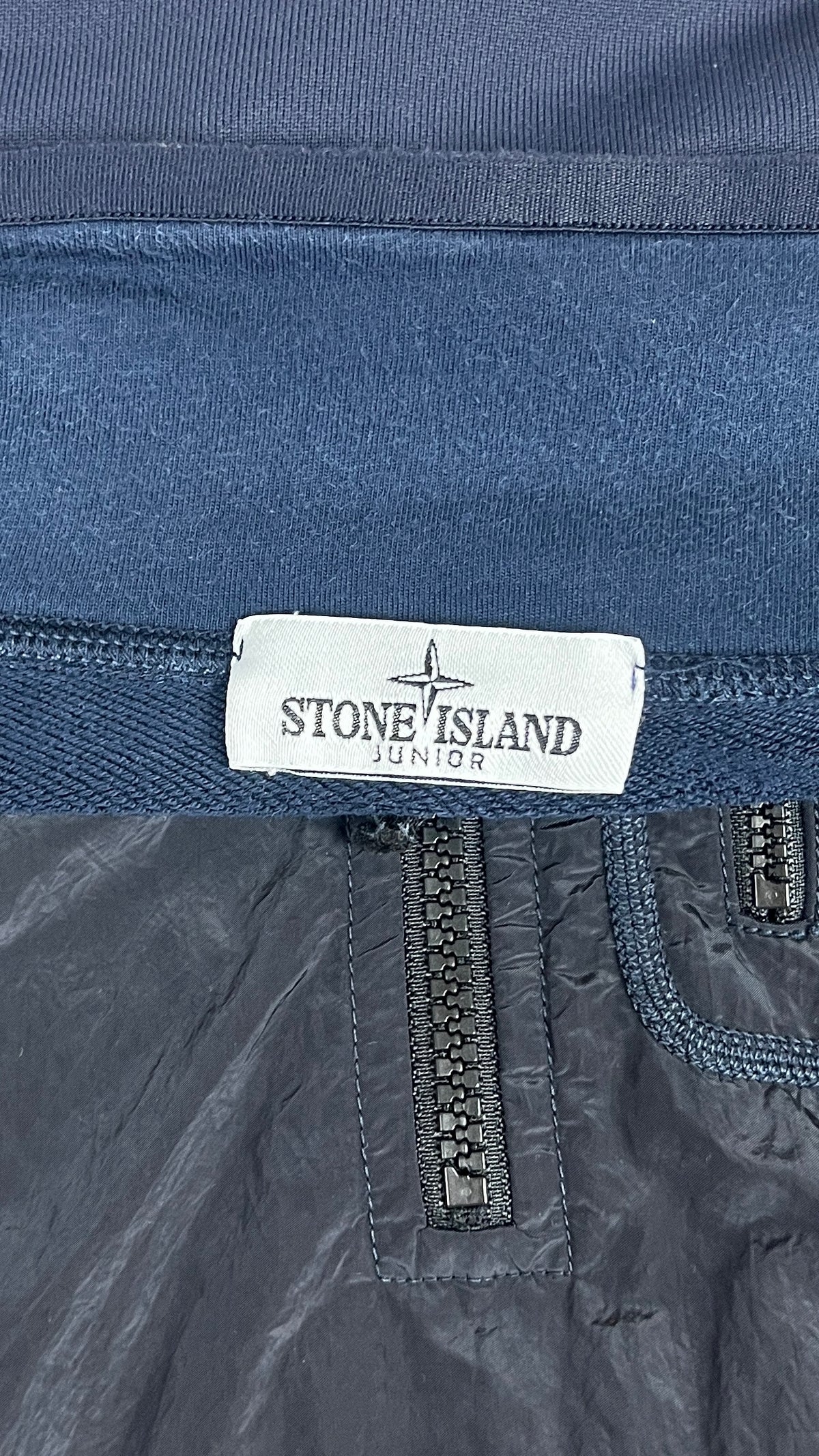 Sweat Demi-Zip Stone Island Junior Nylon Metal marine, détail étiquettes et finitions — vue 3