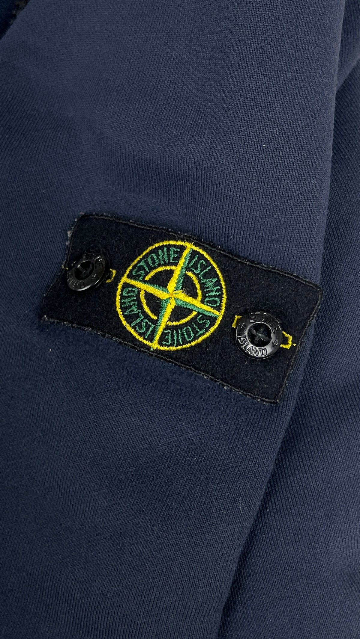 Sweat Demi-Zip Stone Island Junior Nylon Metal marine, détail étiquettes et finitions — vue 4