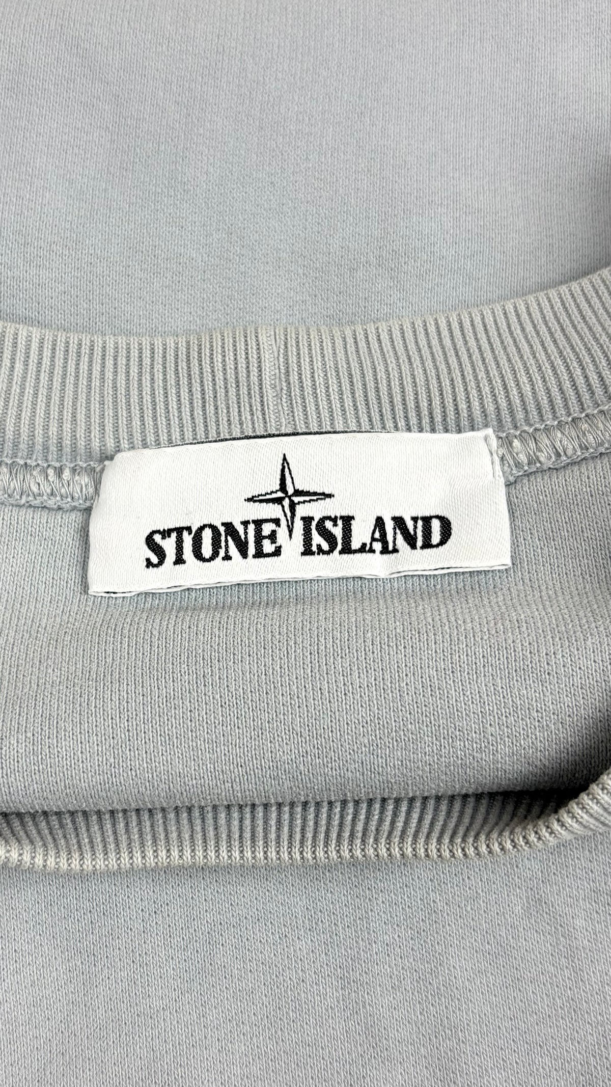 Sweat-shirt Stone Island bleu ciel, détail étiquettes et finitions — vue 3