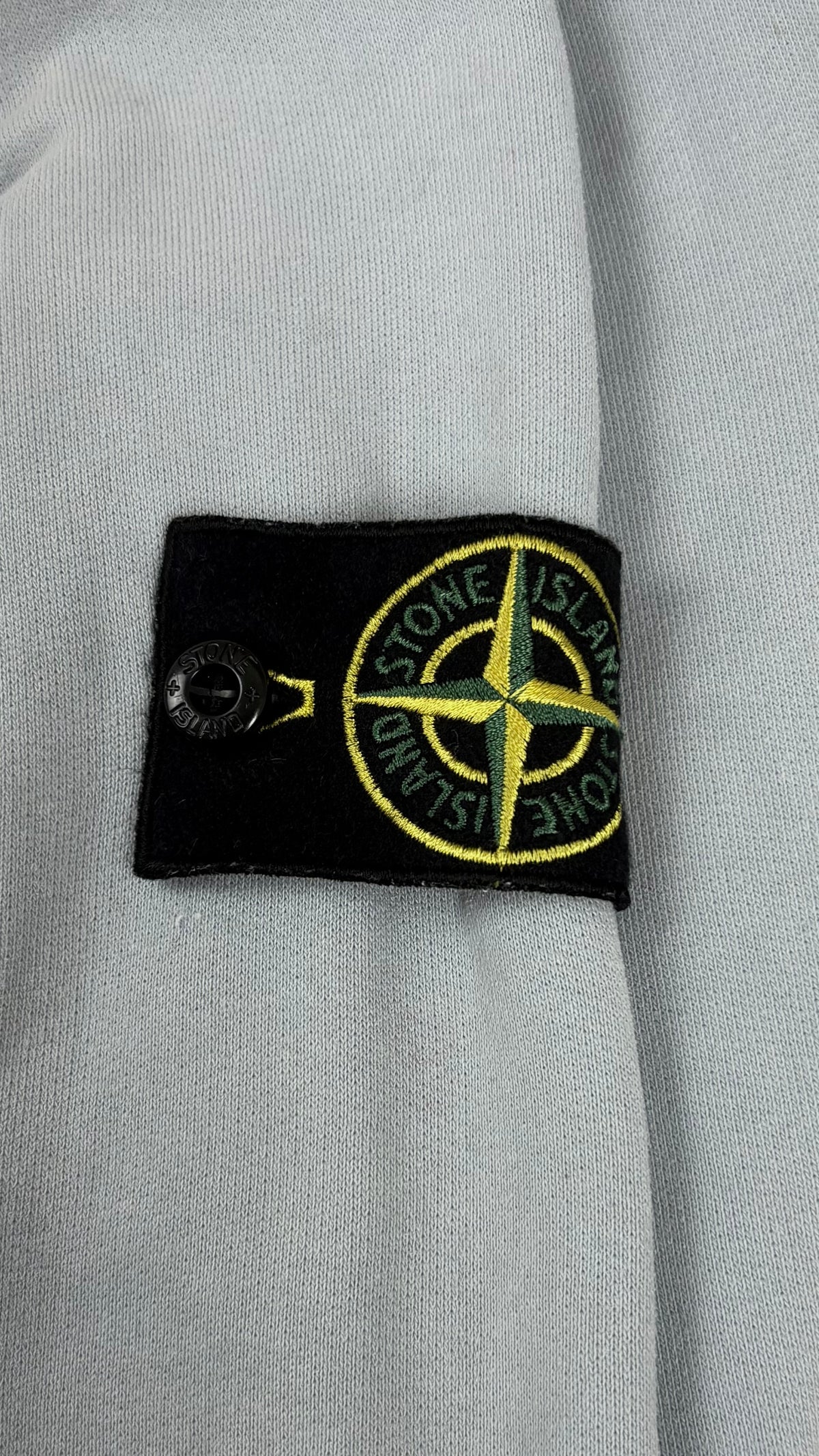 Sweat-shirt Stone Island bleu ciel, détail étiquettes et finitions — vue 4