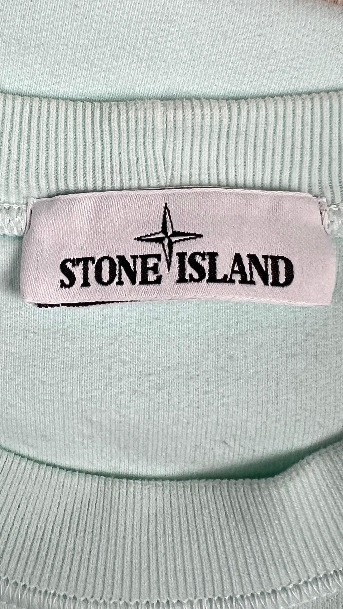 Sweat-shirt Stone Island bleu ciel, détail étiquettes et finitions — vue 3