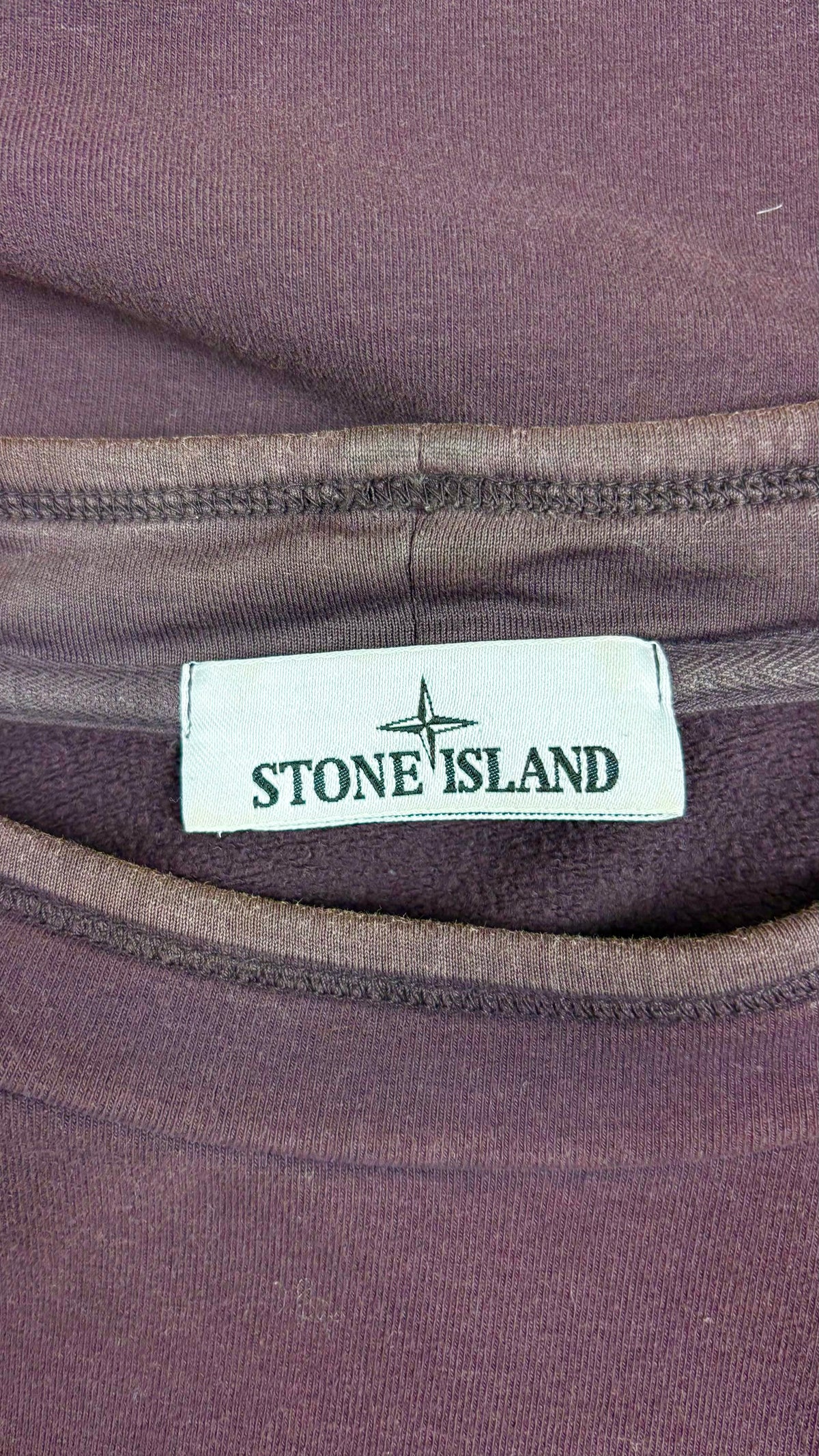 Sweat-shirt Col Montant Stone Island bordeaux, détail étiquettes et finitions — vue 3