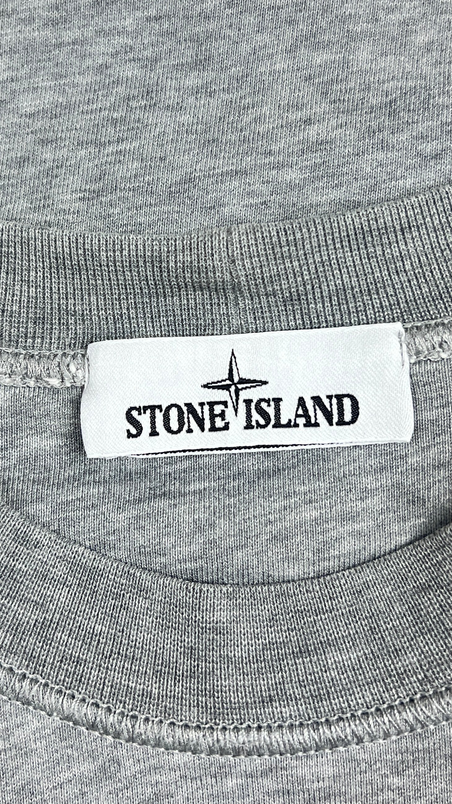 Sweat-shirt crewneck Stone Island gris taille S, détail badge — vue 3