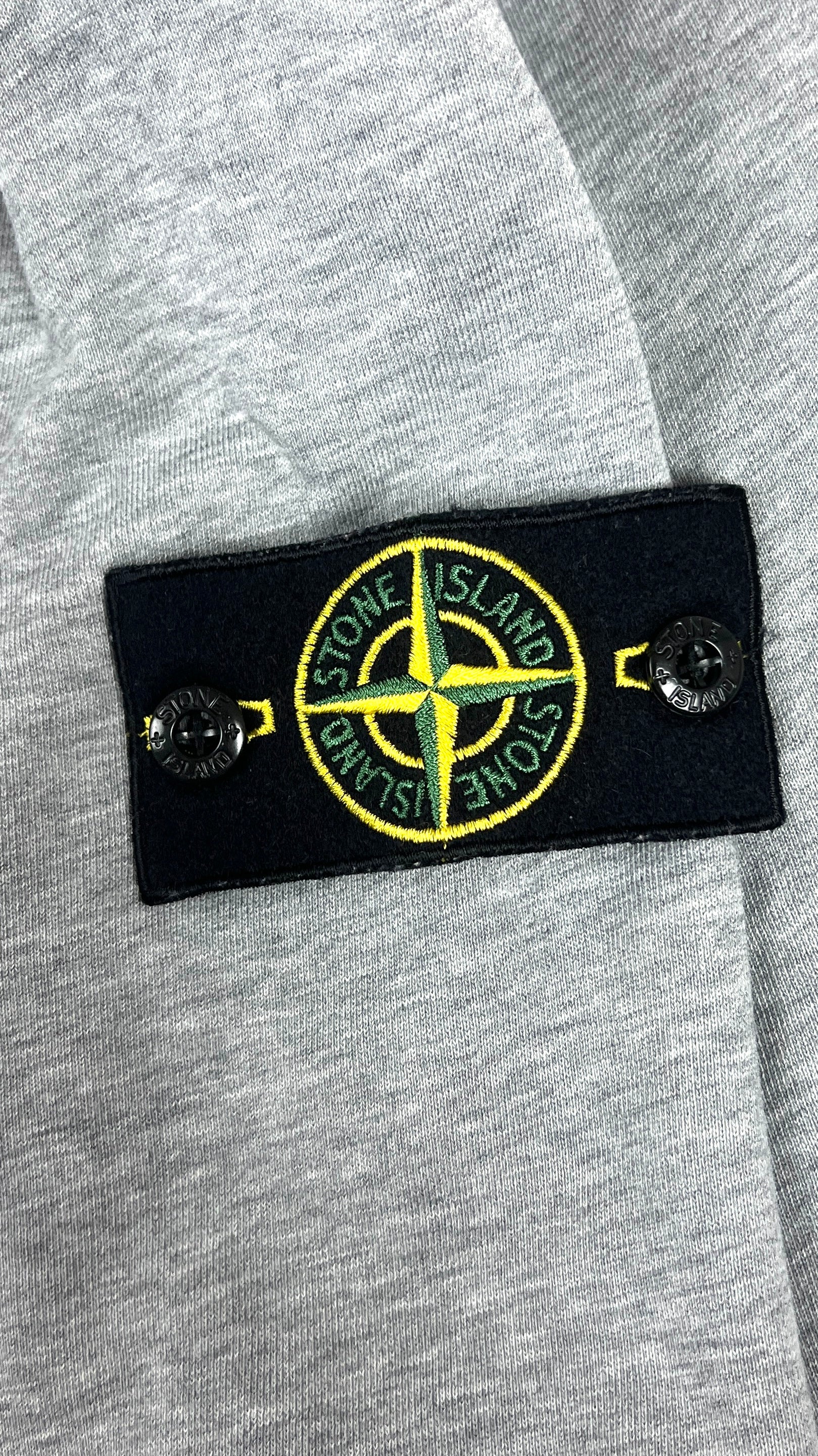 Sweat-shirt crewneck Stone Island gris taille S, détail étiquette — vue 4