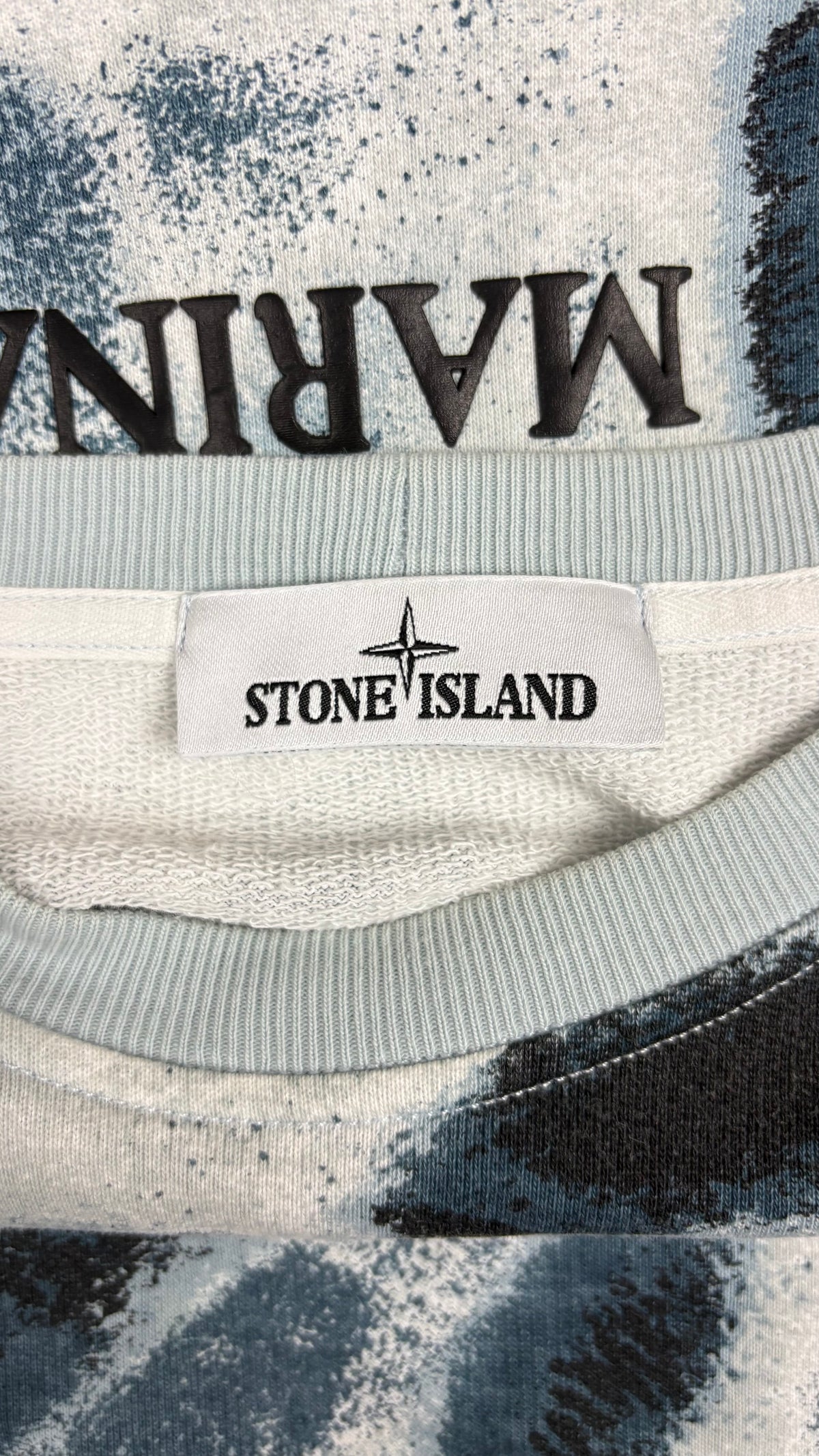 Sweat-shirt Crewneck Stone Island Marina bleu ciel taille M, détail étiquettes et finitions — vue 3