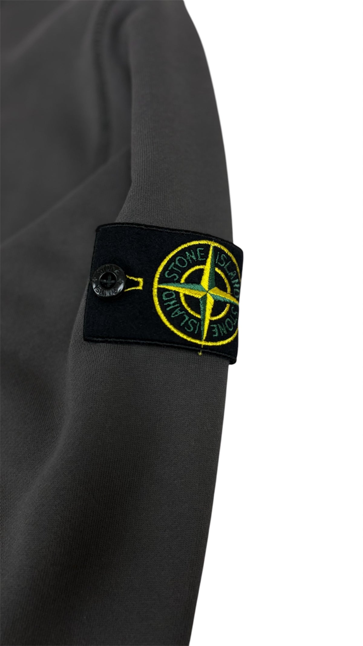 Sweat-shirt Crewneck Stone Island marron, détail étiquettes et finitions — vue 3