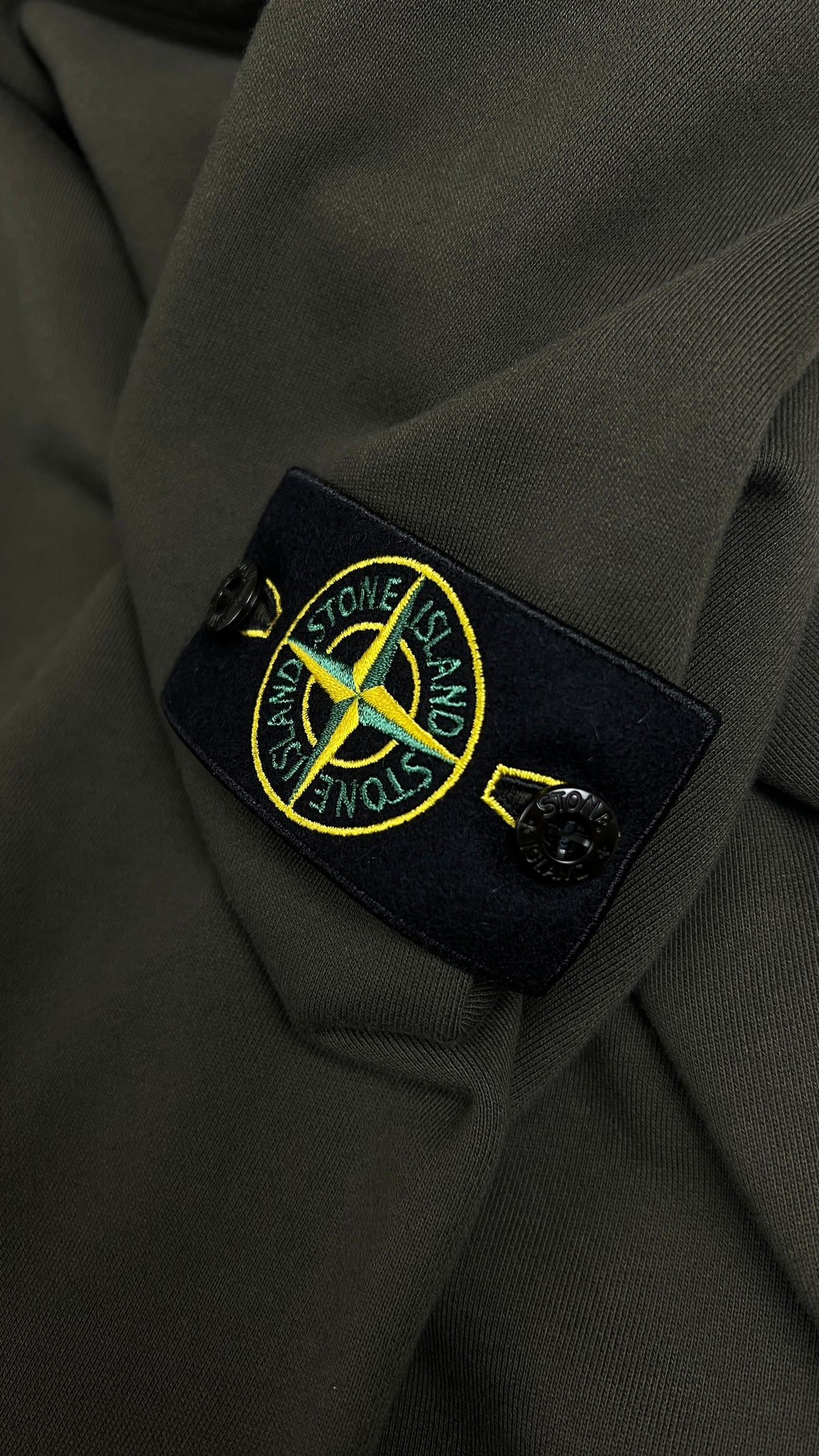 Sweat-shirt Crewneck Stone Island Organic Cotton Fleece Coal Grey gris, détail étiquettes et finitions — vue 3