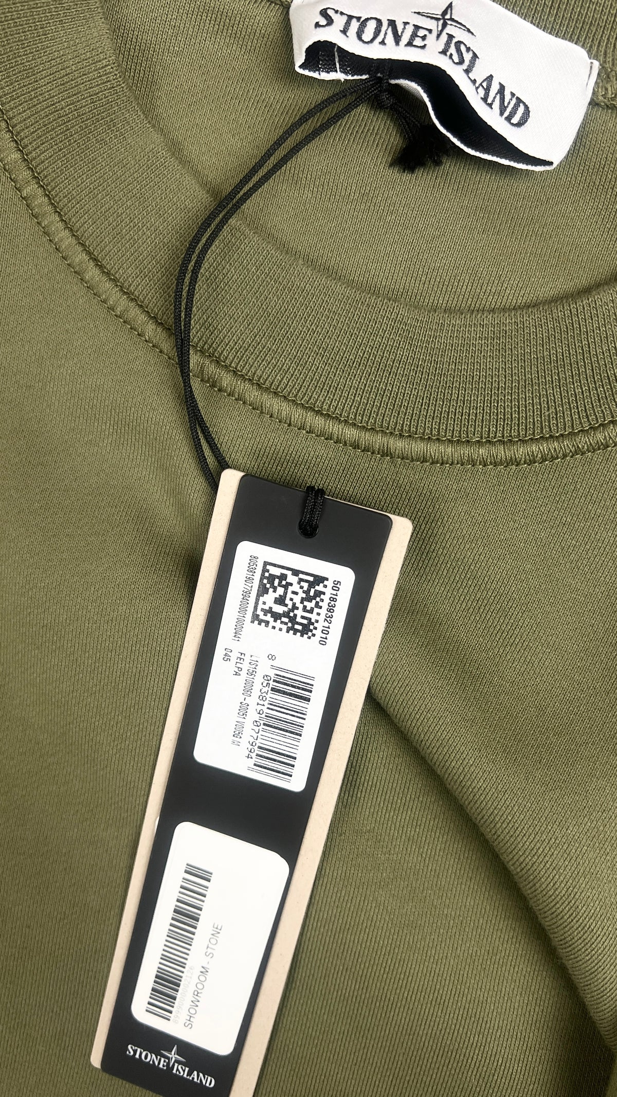 Sweat-shirt Crewneck Stone Island Organic Cotton Fleece Military Green kaki, détail étiquettes et finitions — vue 5